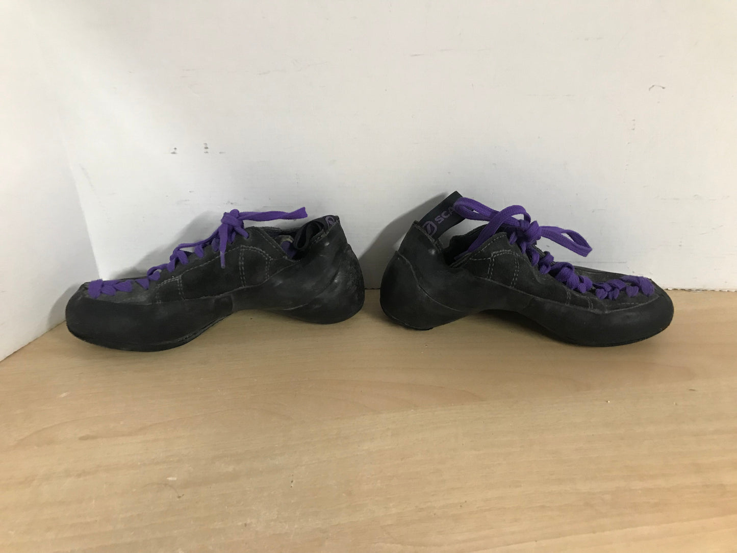 Rock Climbinging Shoes Child Size 5 Scarpa Leather Black Purple
