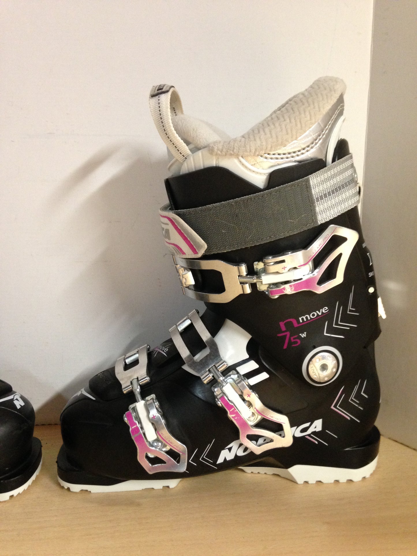 Ski Boots Mondo Size 23.5 Ladies 6.5 275 mm Nordica Move Black White Purple As New