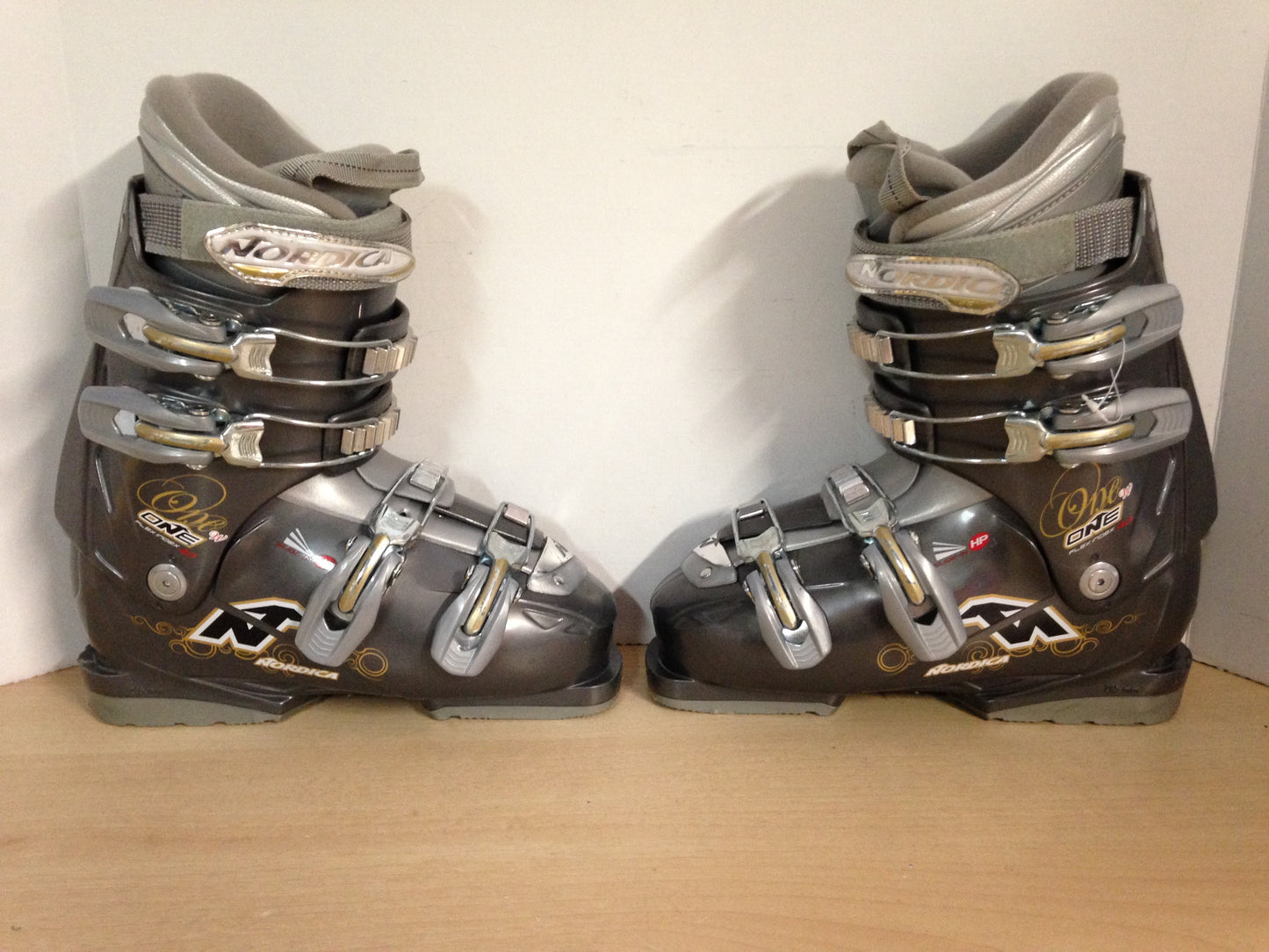 Ski Boots Mondo Size 24.5 Ladies Size 7.5 285 mm Nordica One Grey Excellent