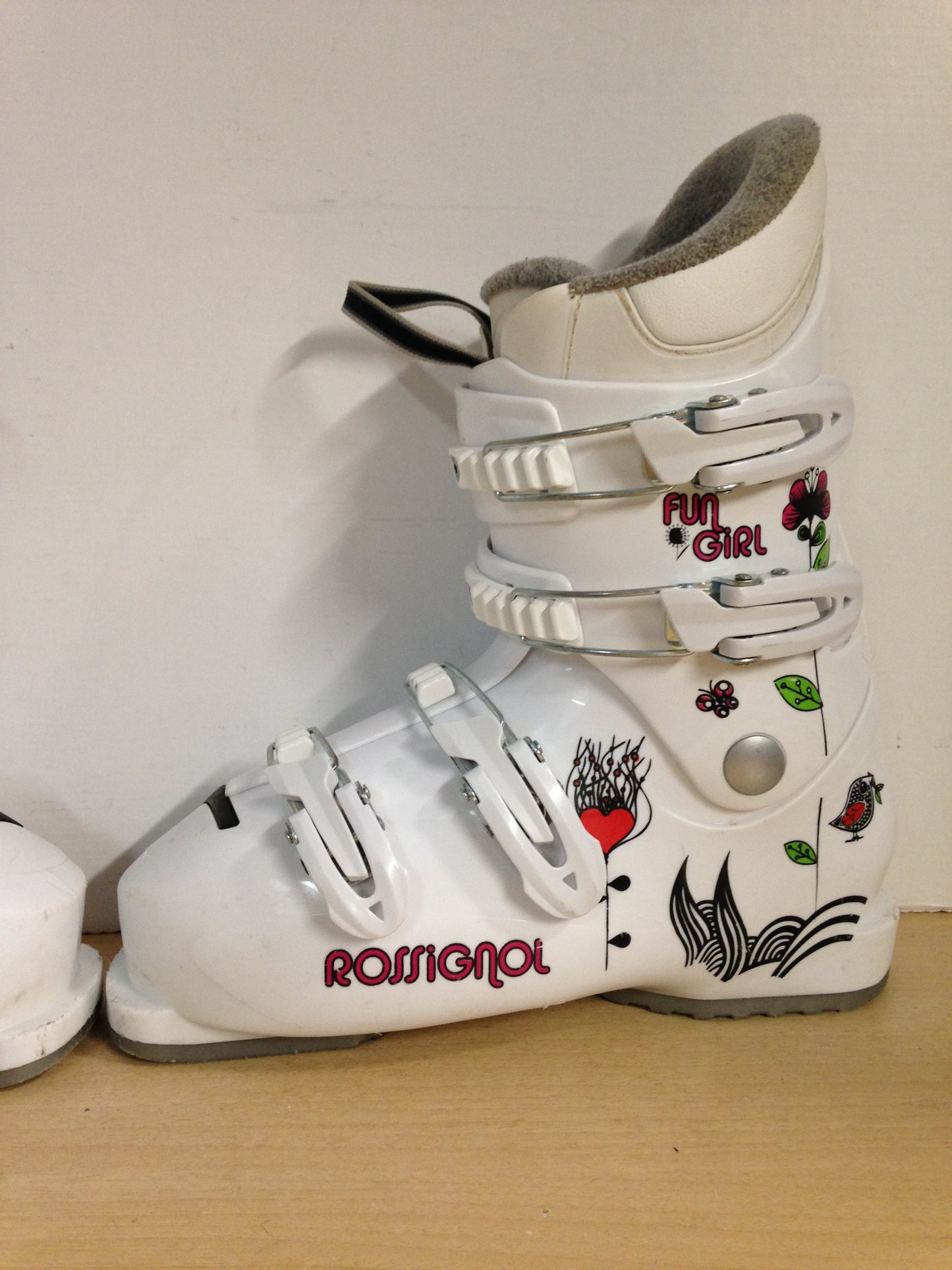 Ski Boots Mondo Size 24.5 Ladies Size 7 285 mm Rossignol Fun Girl White Multi