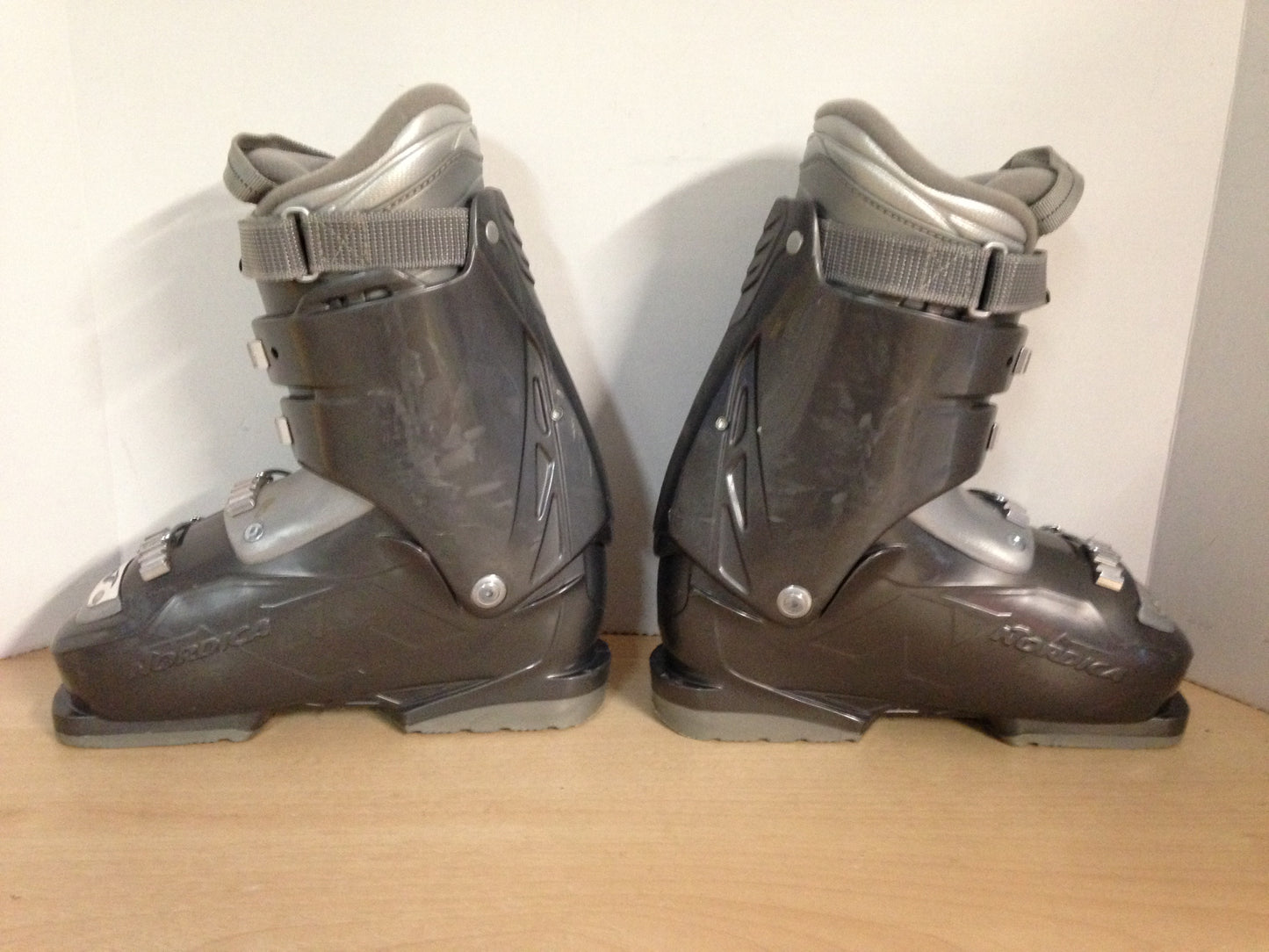 Ski Boots Mondo Size 24.5 Ladies Size 7.5 285 mm Nordica One Grey Excellent