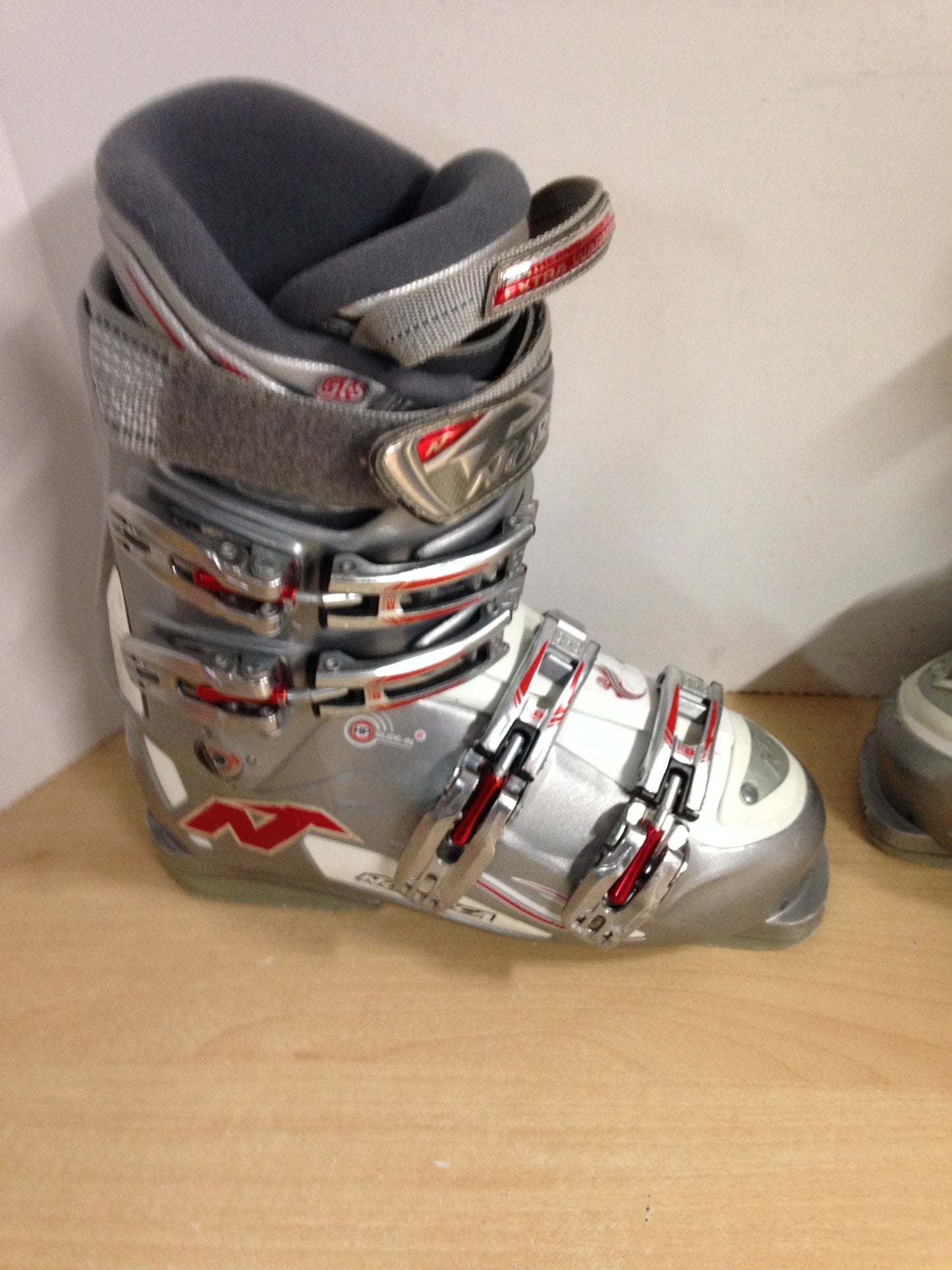 Ski Boots Mondo Size 25.5 Ladies Size 8 295 mm Nordica Comfort Grey White Red