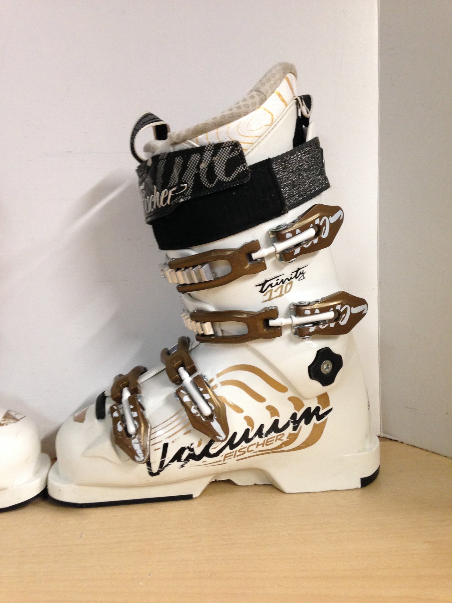 Ski Boots Mondo Size 23.5 Ladies size 6 278 mm Fischer Race White Gold