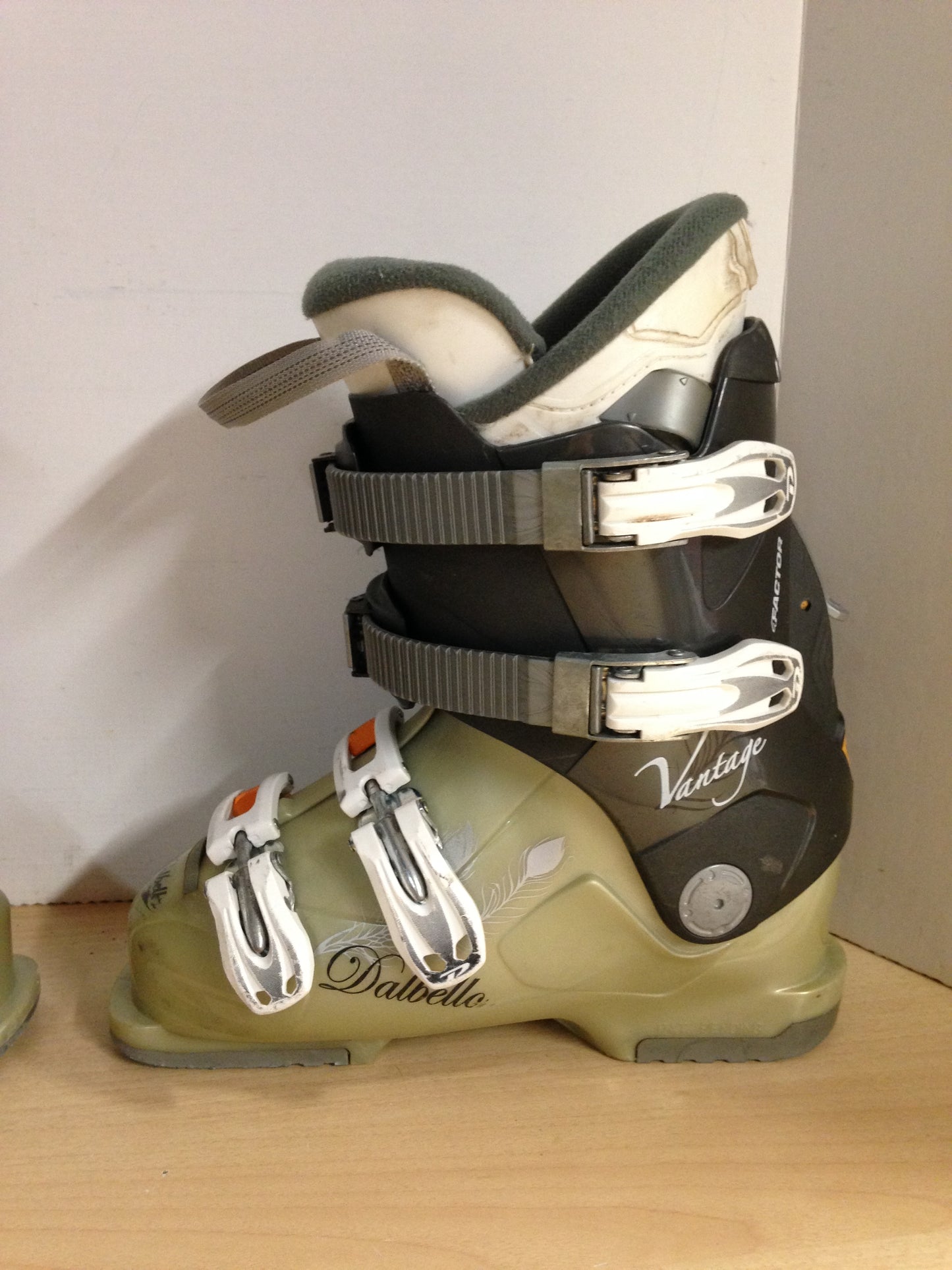 Ski Boots Mondo Size 24.0 Ladies 7 290 mm Dalbello Vintage Feather Sage Grey