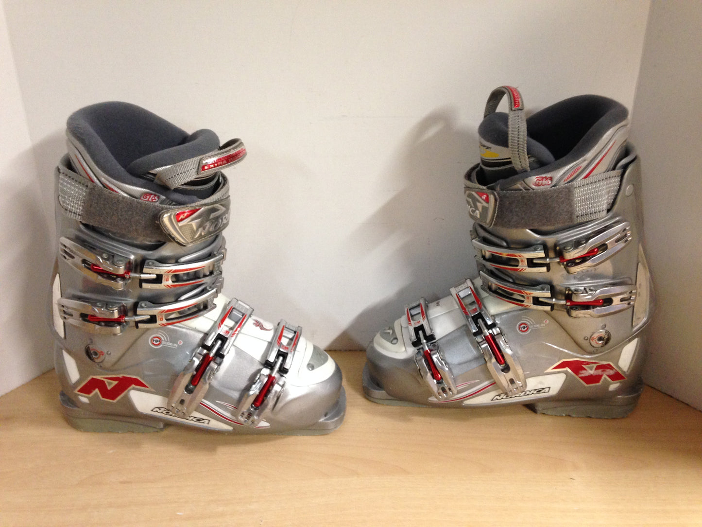 Ski Boots Mondo Size 25.5 Ladies Size 8 295 mm Nordica Comfort Grey White Red