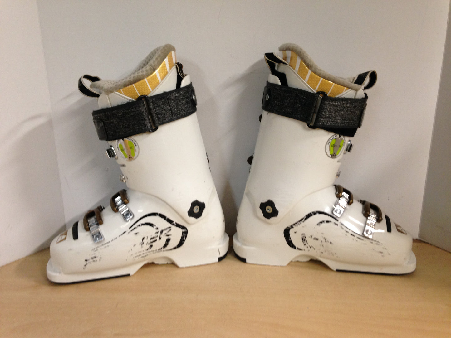 Ski Boots Mondo Size 23.5 Ladies size 6 278 mm Fischer Race White Gold