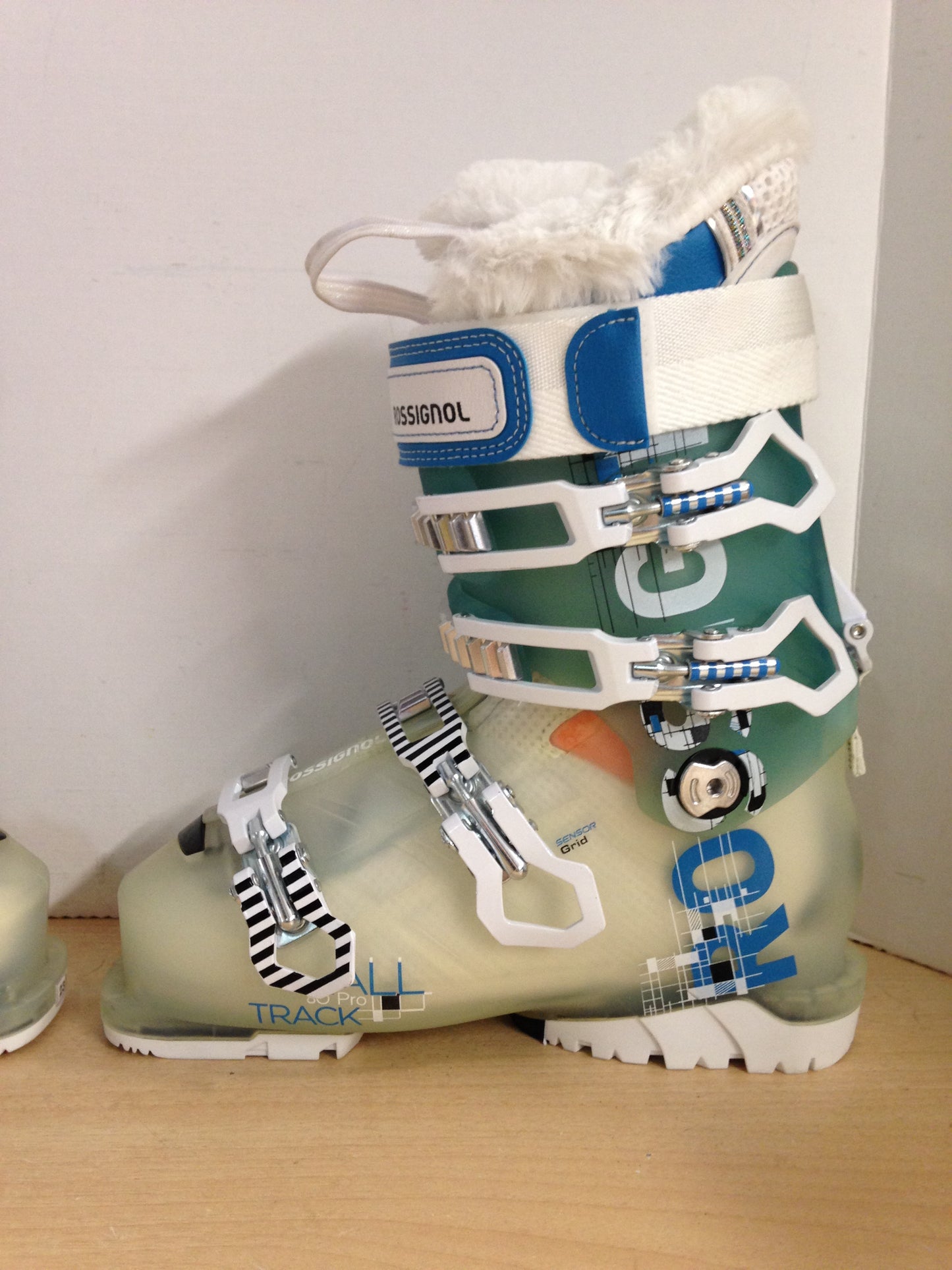 Ski Boots Mondo Size 23.5  Ladies 6.5 276 mm Rossignol Alltrack Pro New With Tags Teal White Faux Fur