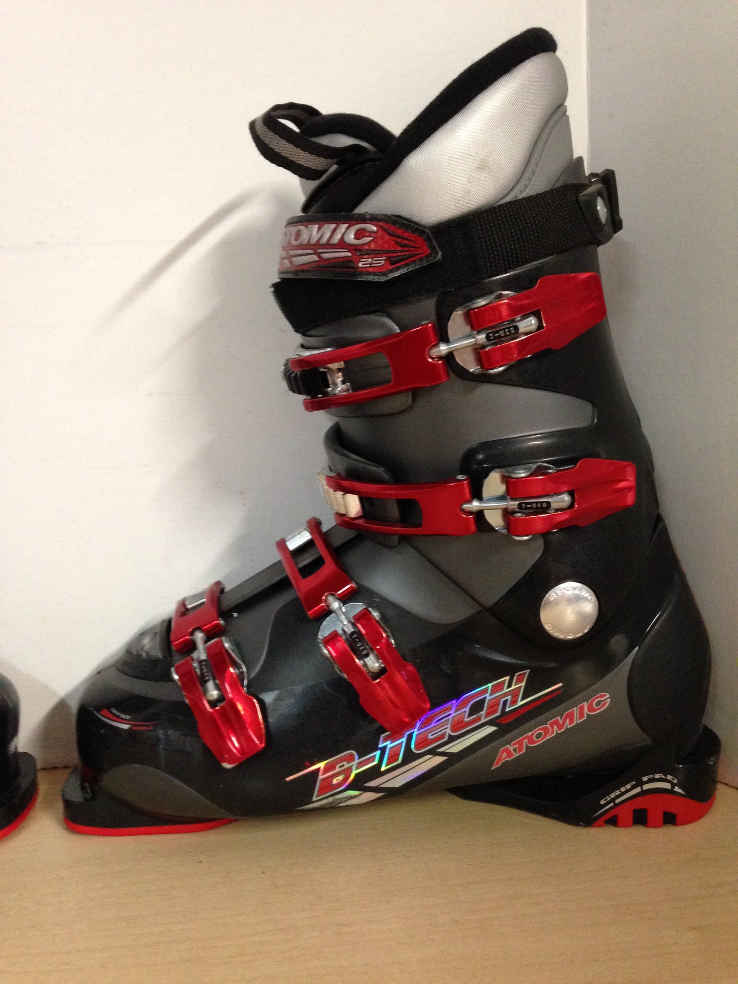 Ski Boots Mondo Size 27.5 Men's Size 9.5 Ladies Size 10.5 324 mm Atomic B-Tech Black Red Excellent