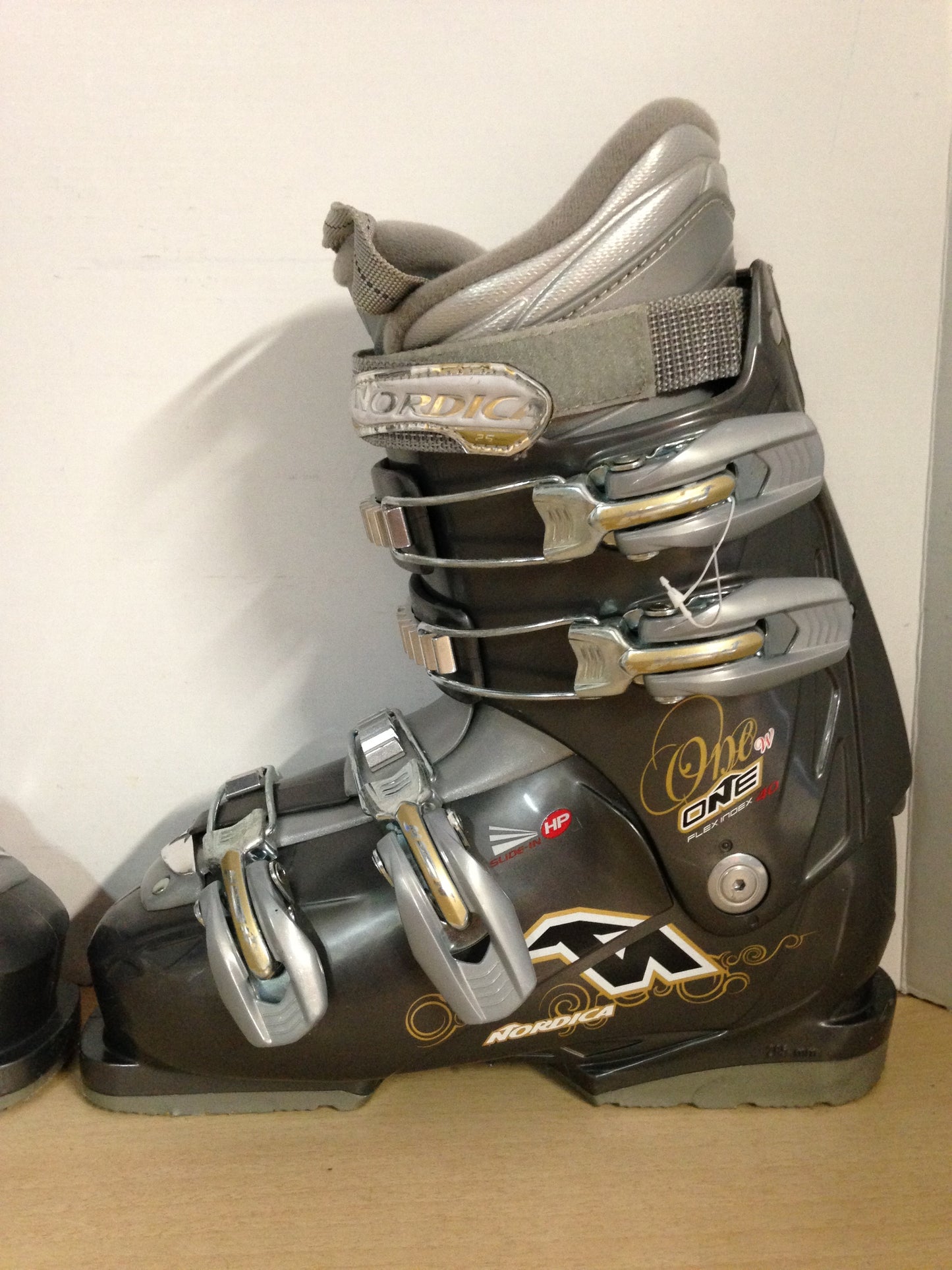 Ski Boots Mondo Size 24.5 Ladies Size 7.5 285 mm Nordica One Grey Excellent