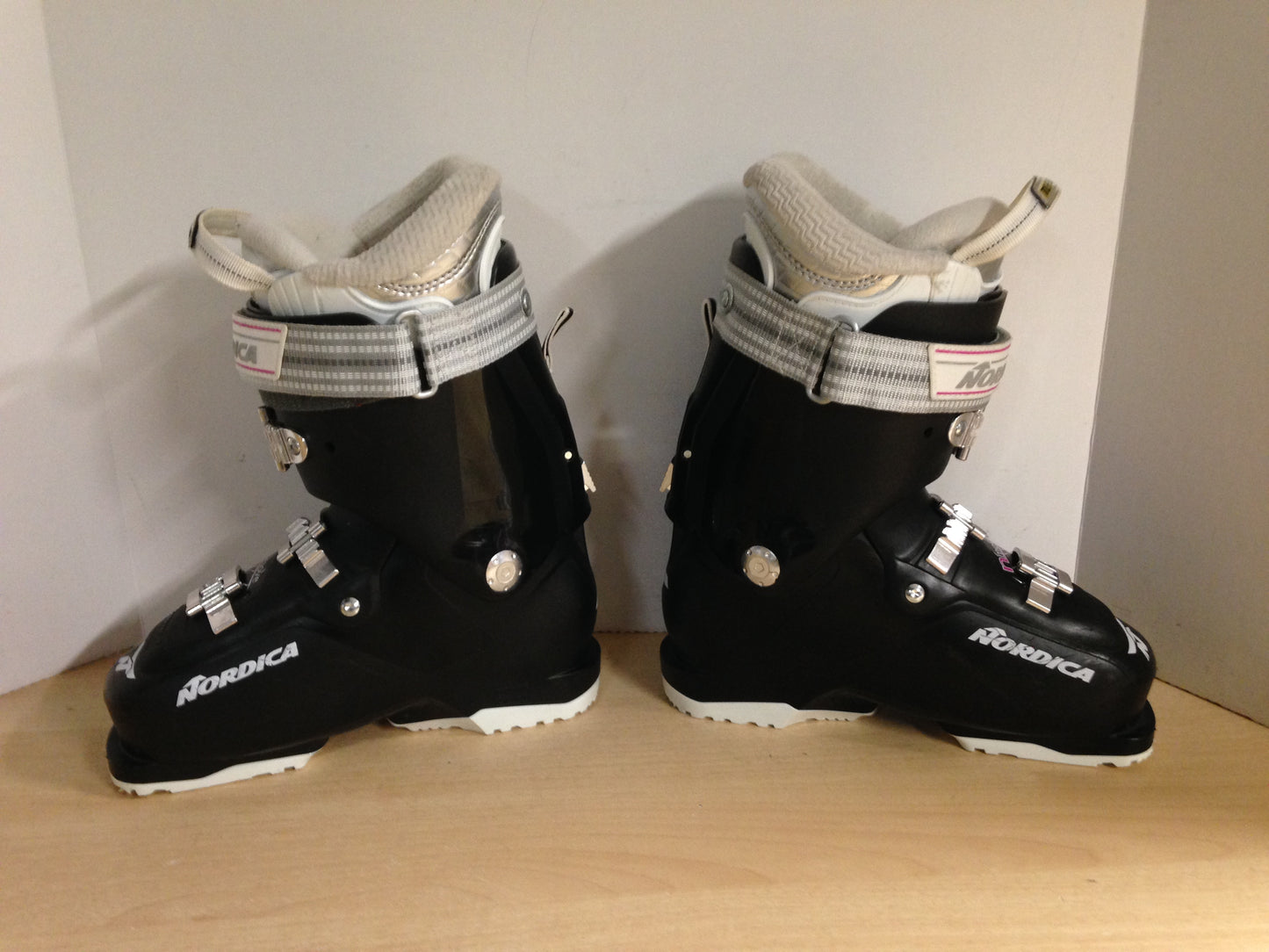Ski Boots Mondo Size 23.5 Ladies 6.5 275 mm Nordica Move Black White Purple As New