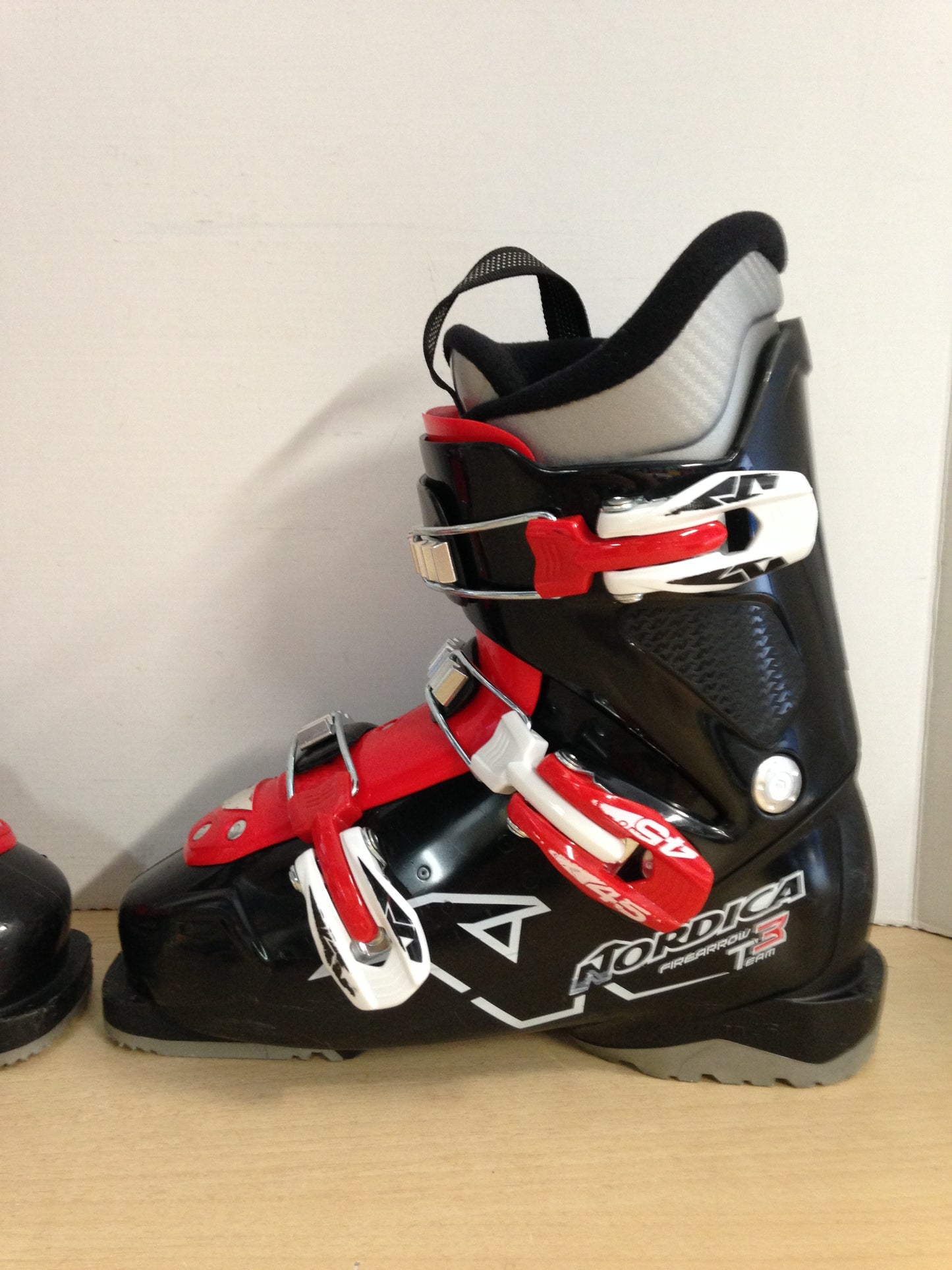 Ski Boots Mondo Size 22.0 - 23.5 Child Size 4-5 mm 275 Noridca FireArrow Red Black Excellent