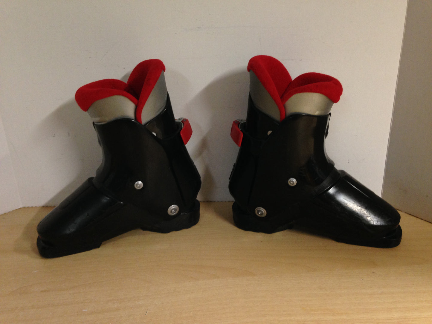 Ski Boots Mondo Size 19.0 Child Size 13 242 mm Nordica Black Red Grey