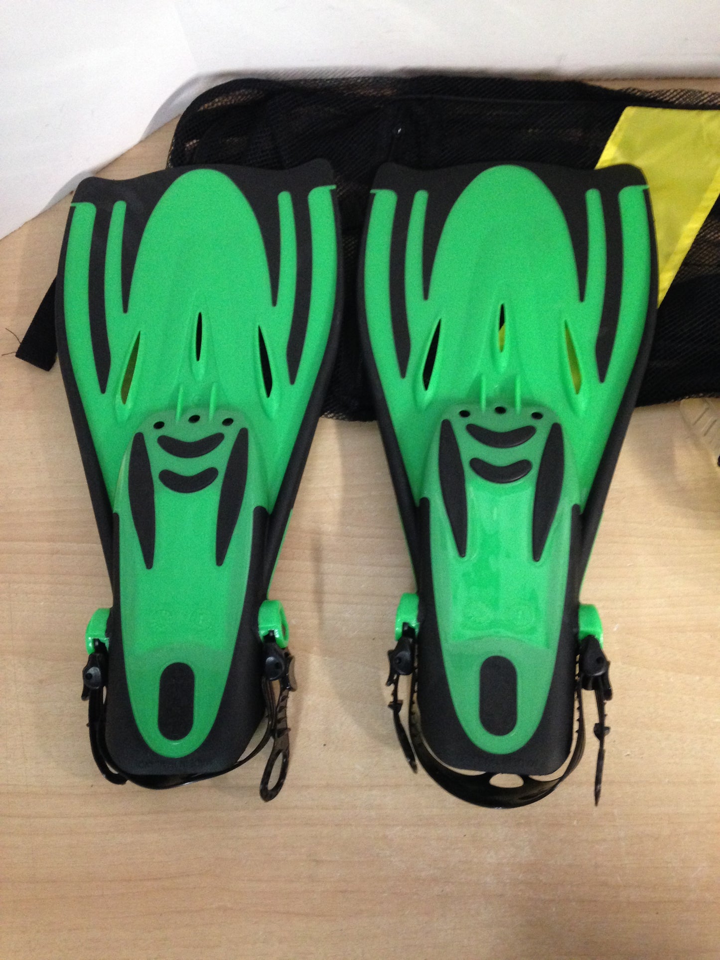 Snorkel Dive Fins Set Ladies Shoe Size 4.5-8.5 Speedo Dive New Demo Black Green