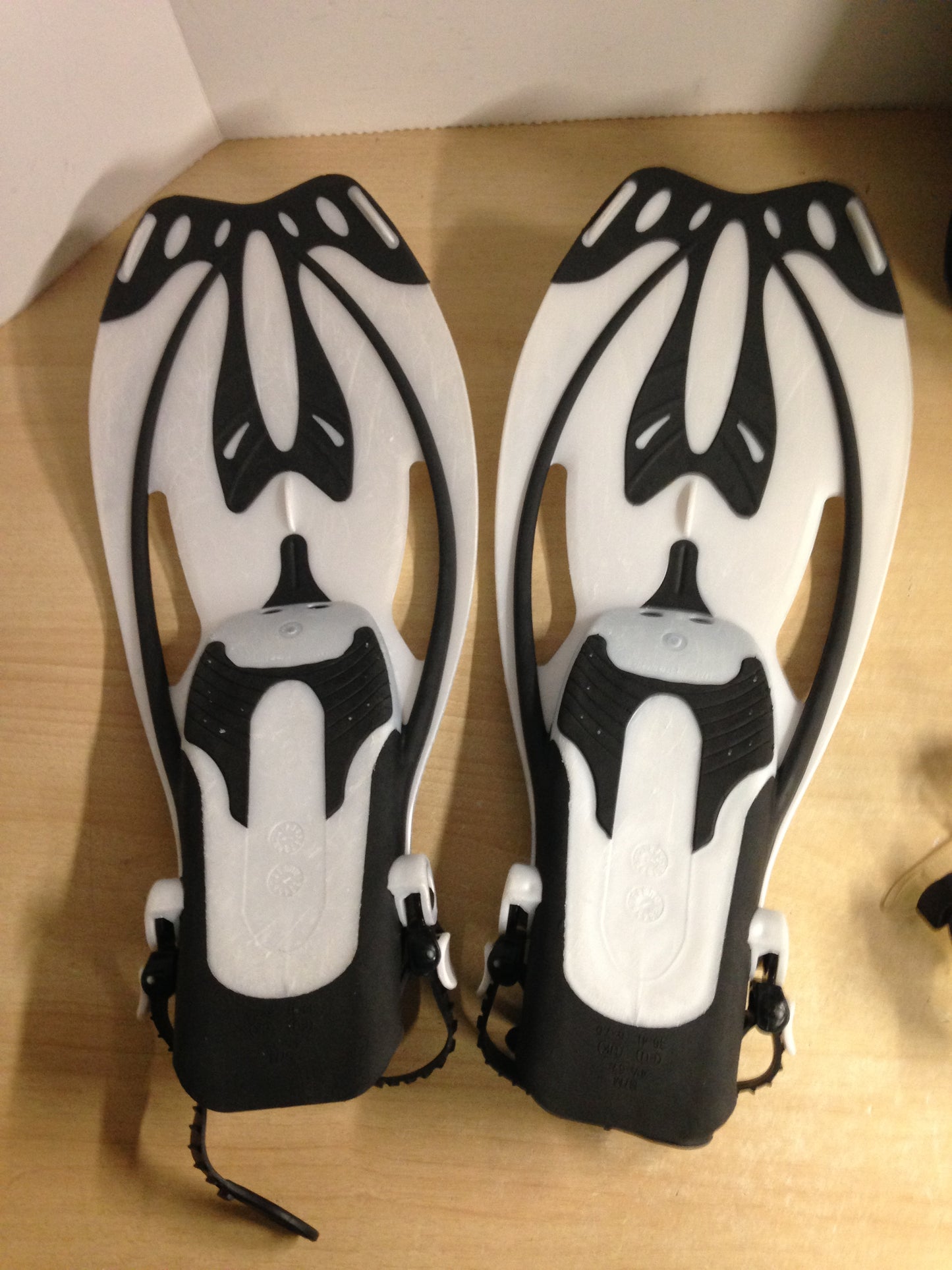 Snorkel Dive Fins Set Ladies Shoe Size 4.5-8.5 Youth Body Glove White Black Excellent