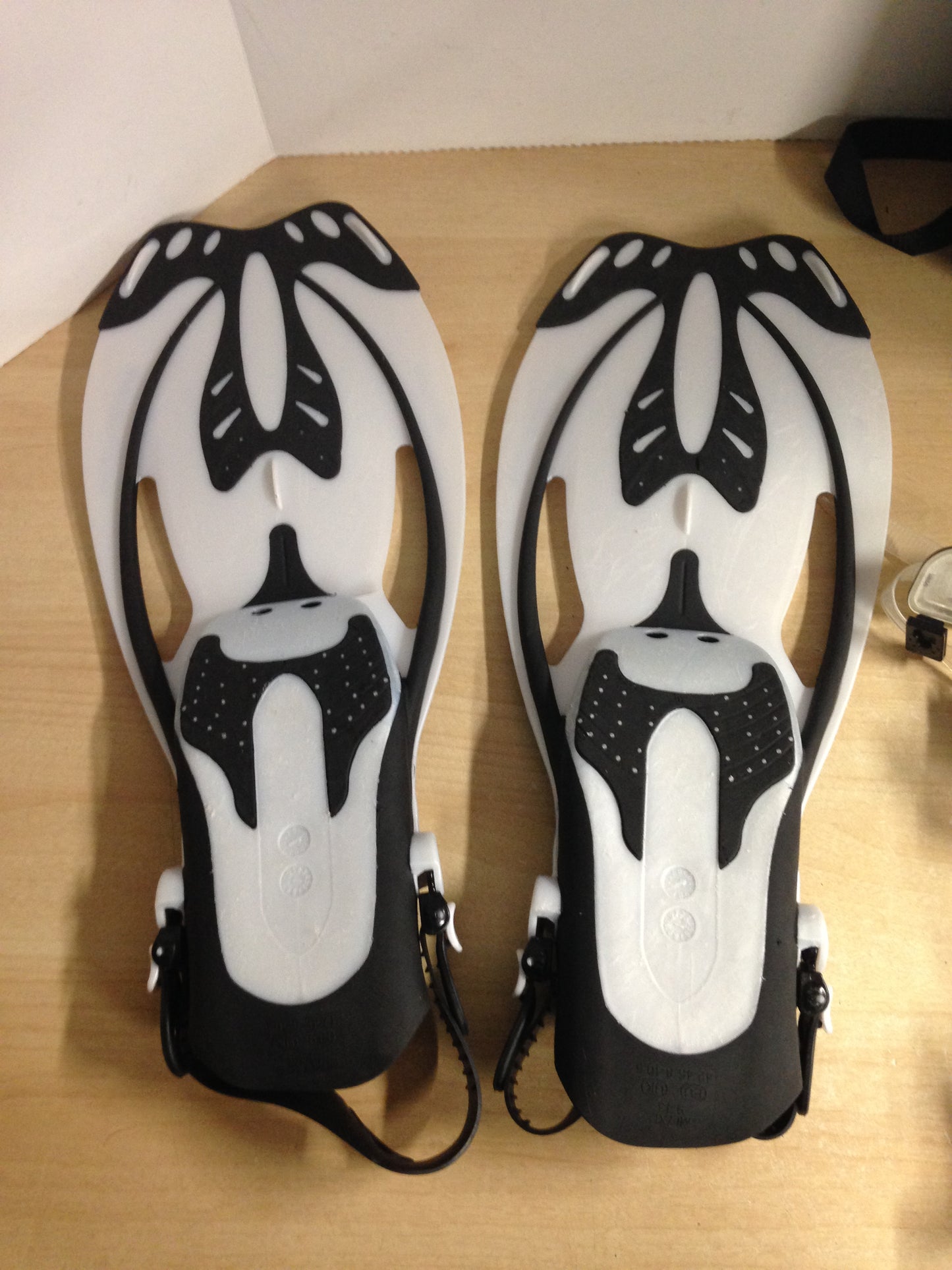 Snorkel Dive Fins Set Men's Shoe Size 9-13 Body Glove White Black Excellent