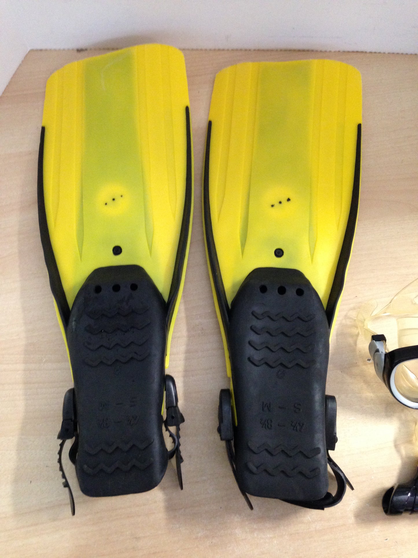 Snorkel Dive Fins Set Ladies Size 4-8.5 Shoe Aqua Lung Yellow and Black Padded Ankle Support Excellent