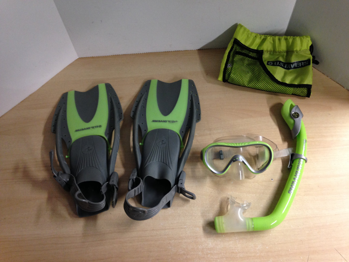 Snorkel Dive Fins Set Child Size 3-6 Shoe Size US Divers Lime and Black Excellent