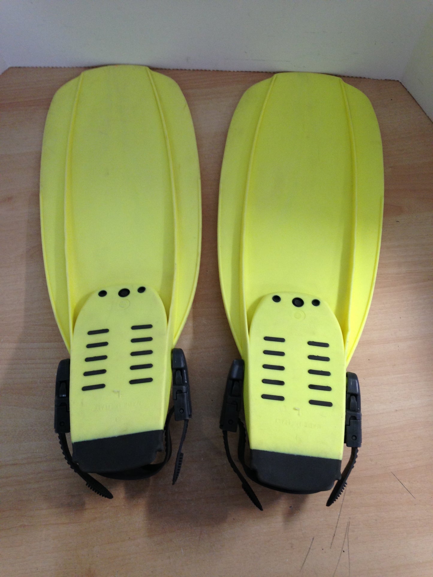 Snorkel Dive Fins Men's Size 9-11 Shoe Dacor Black Yellow Minor Marks Wear