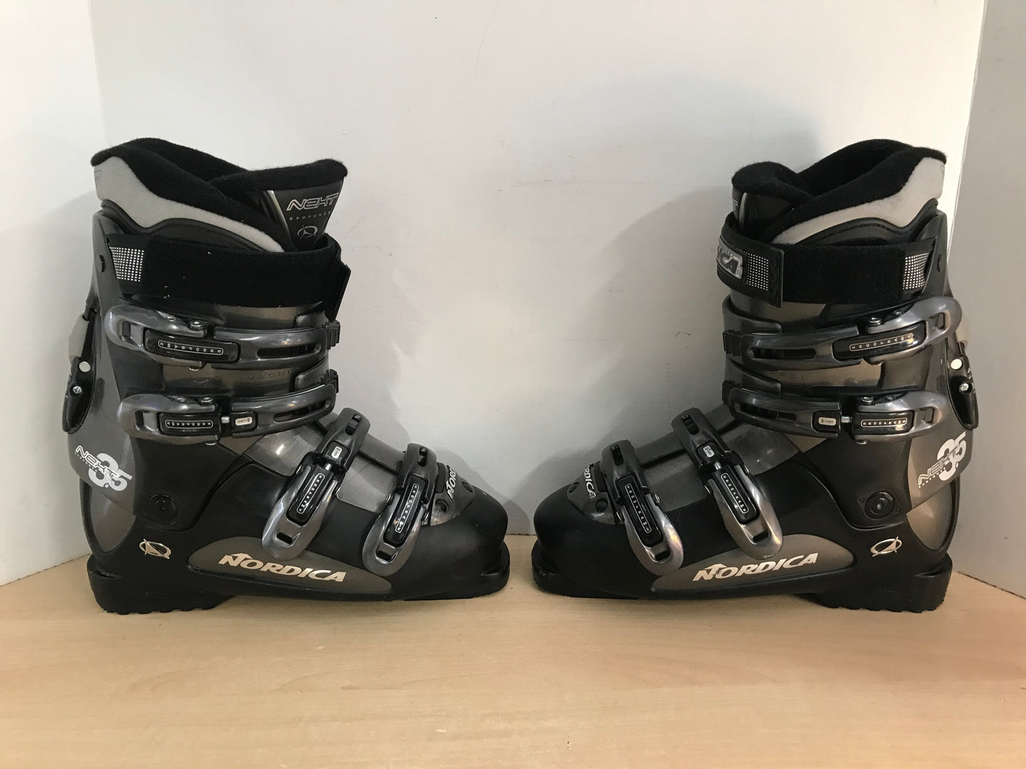 Ski Boots Mondo Size 26.0 Men's Size 8 Ladies Size 9 300 mm Nordica Next Black Grey As New