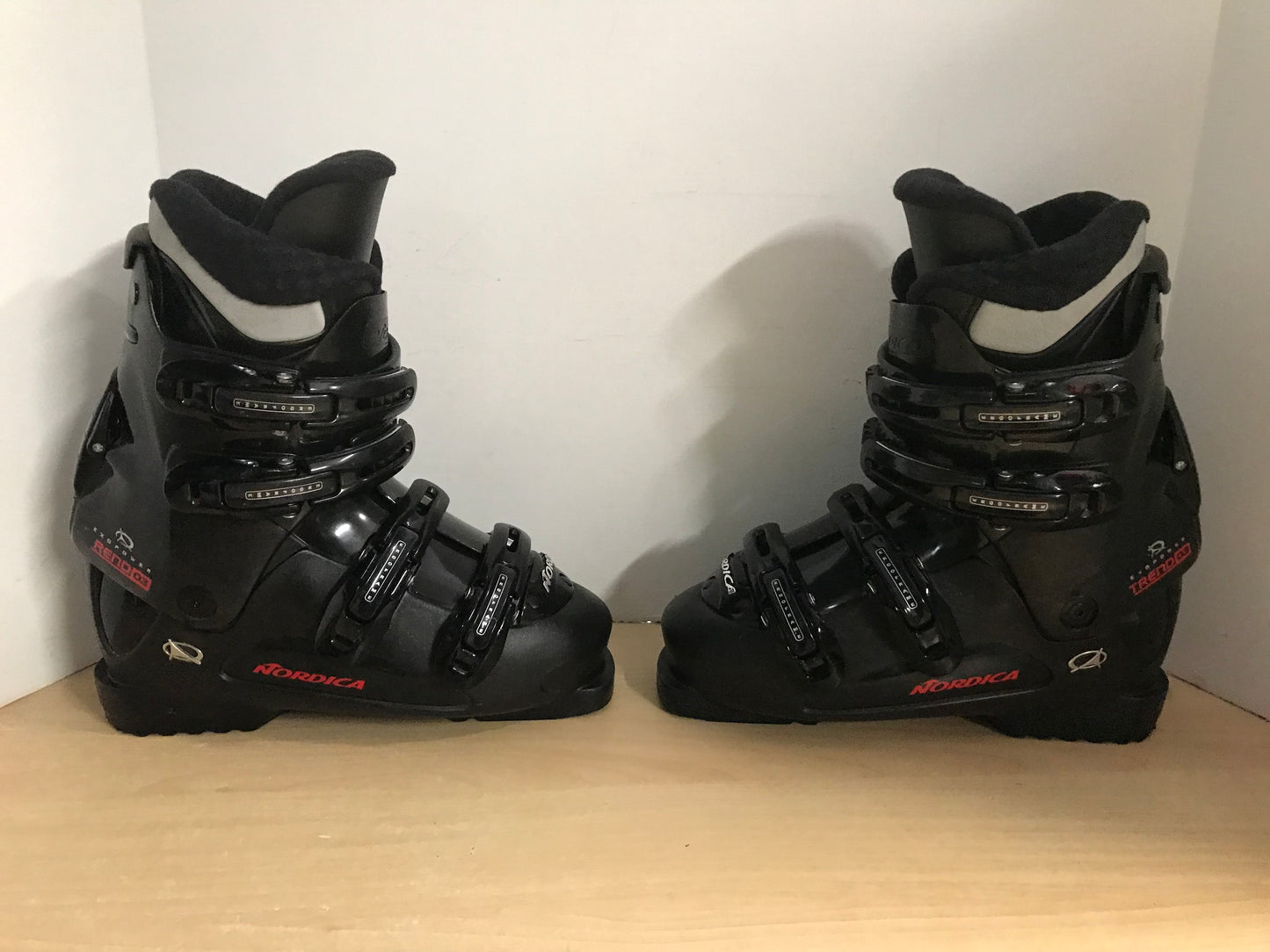 Ski Boots Mondo Size 25.0 Mens Size 7  Ladies Size 8 290 mm Nordica Black Red Excellent