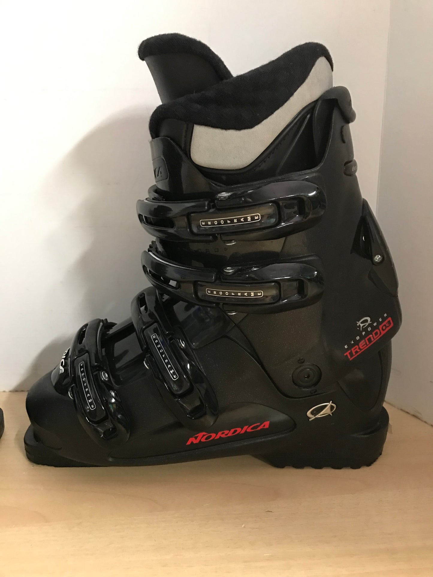 Ski Boots Mondo Size 25.0 Mens Size 7  Ladies Size 8 290 mm Nordica Black Red Excellent