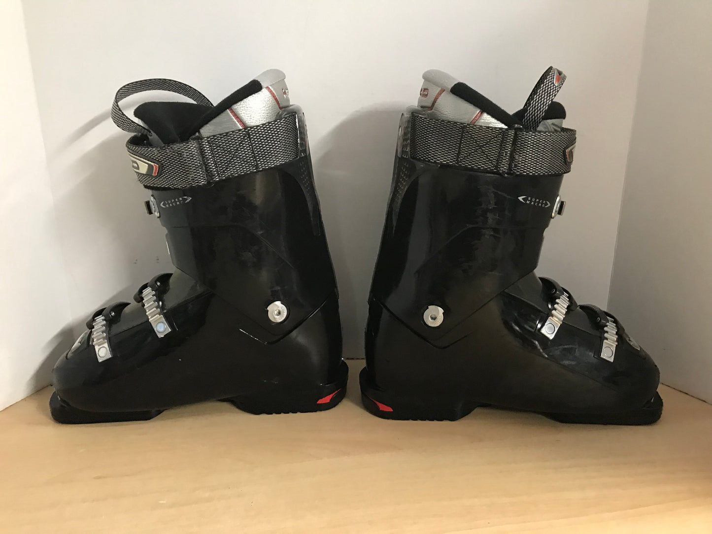 Ski Boots Mondo Size 25.5 Mens Size 7.5  Ladies Size 8.5 297 mm Head Soft Walk Black Red Excellent