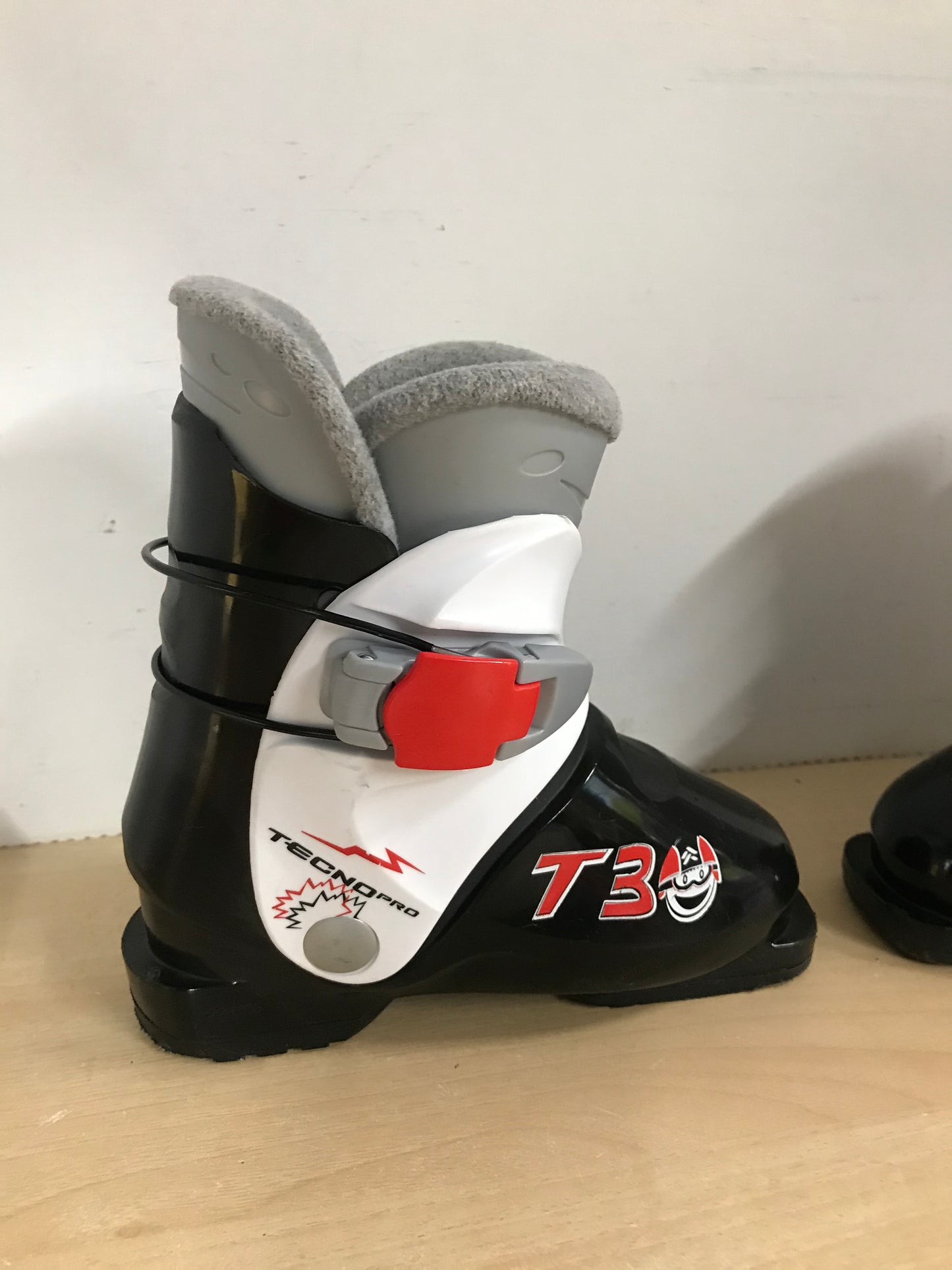 Ski Boots Mondo Size 18.5 Child Size 12 223 mm Tecno Pro Red Black White Excellent