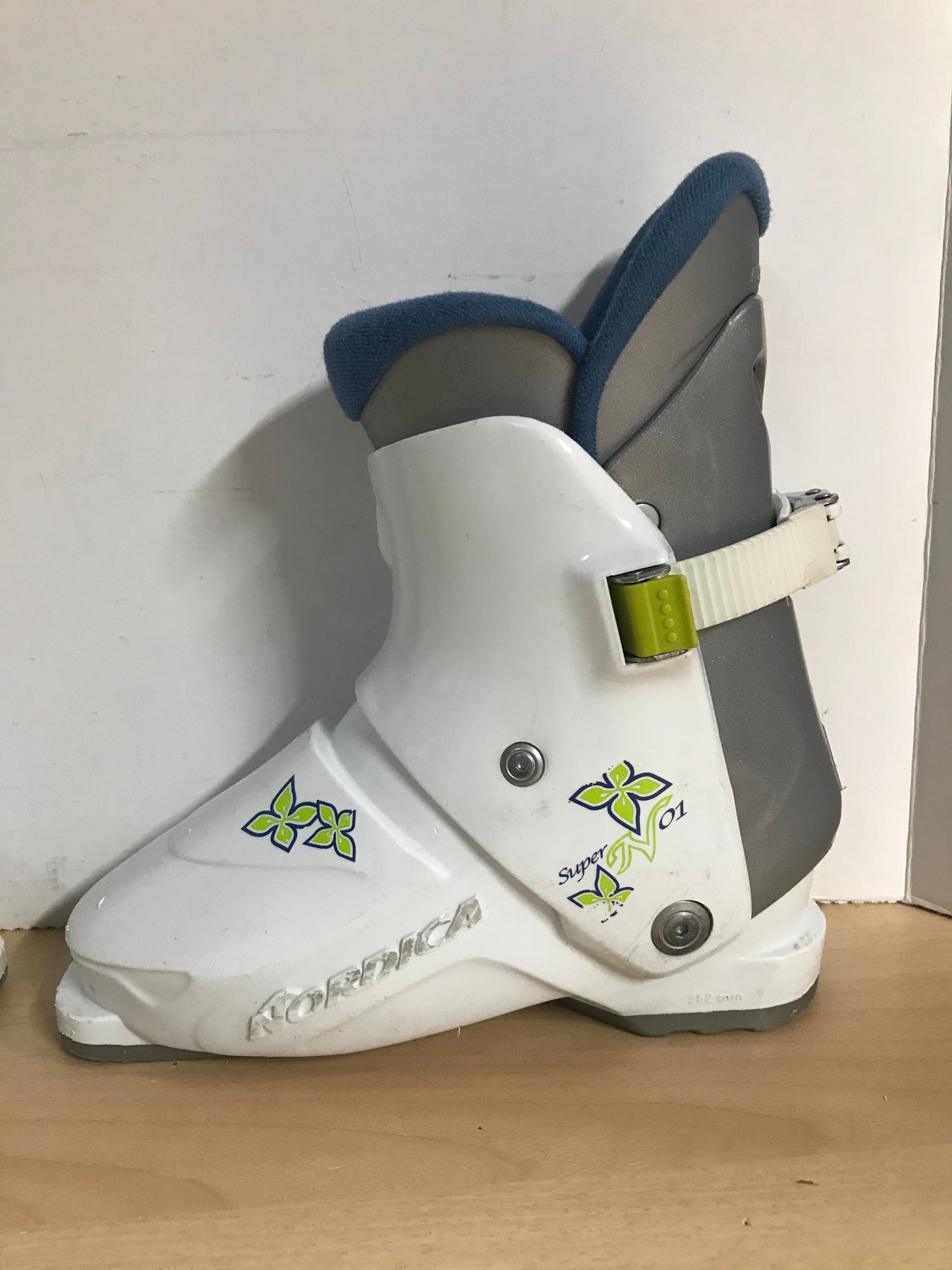 Ski Boots Mondo Size 21.5 Child Shoe Size 3-4 Mondo 252 mm Nordica White Grey Lime