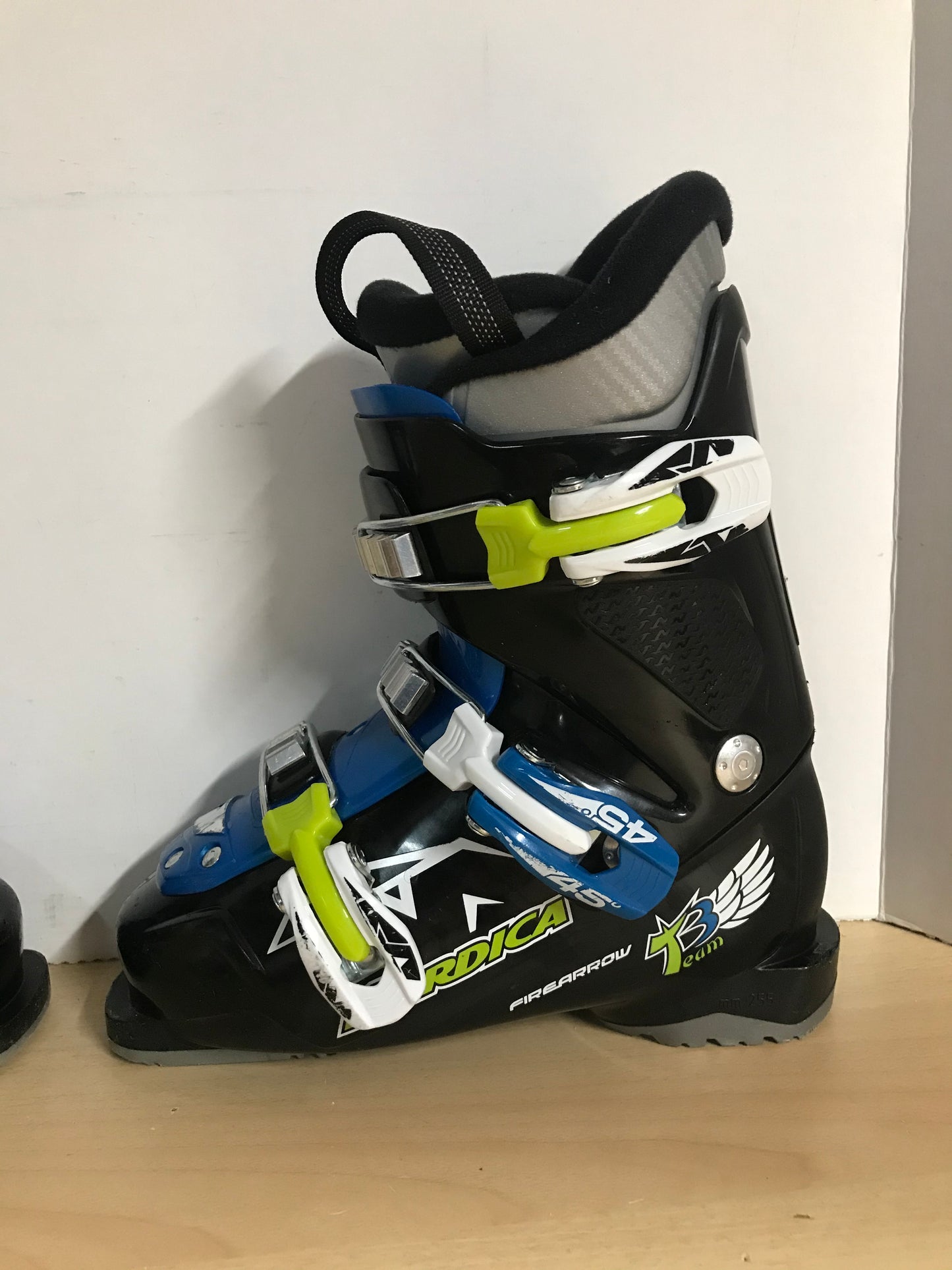 Ski Boots Mondo Size 21.5 Child Shoe Size 3-4 Mondo 255 mm Nordica Firestorm Black Lime Fantastic Quality