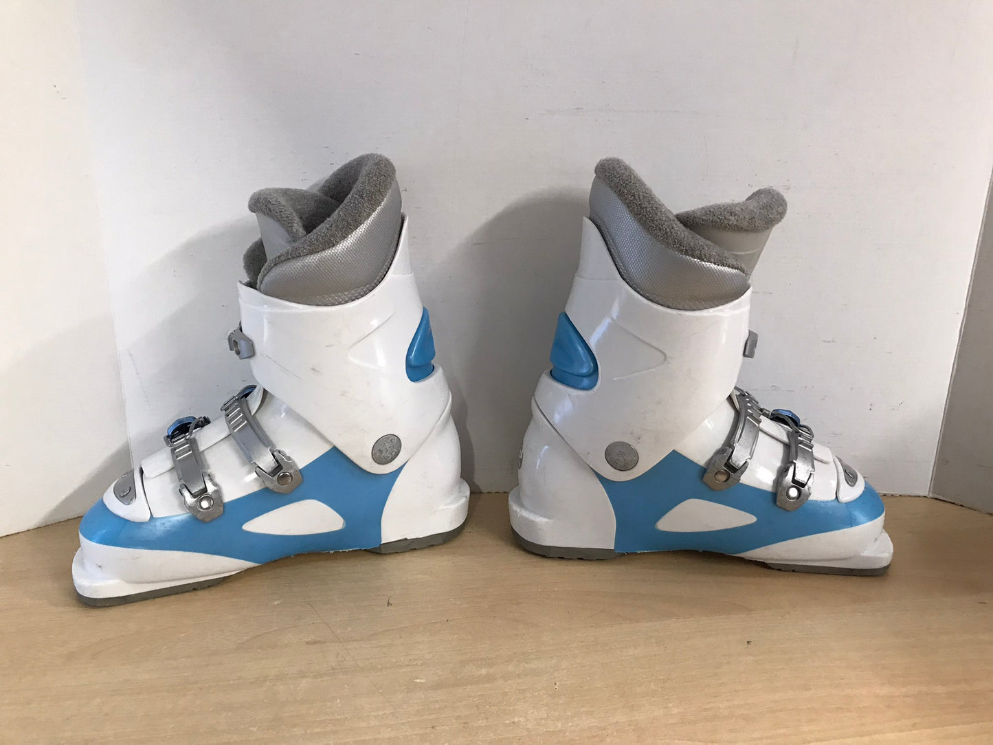 Ski Boots Mondo Size 21.5 Child Size 3-4 256 mm Rossignol Girl White Blue Pink
