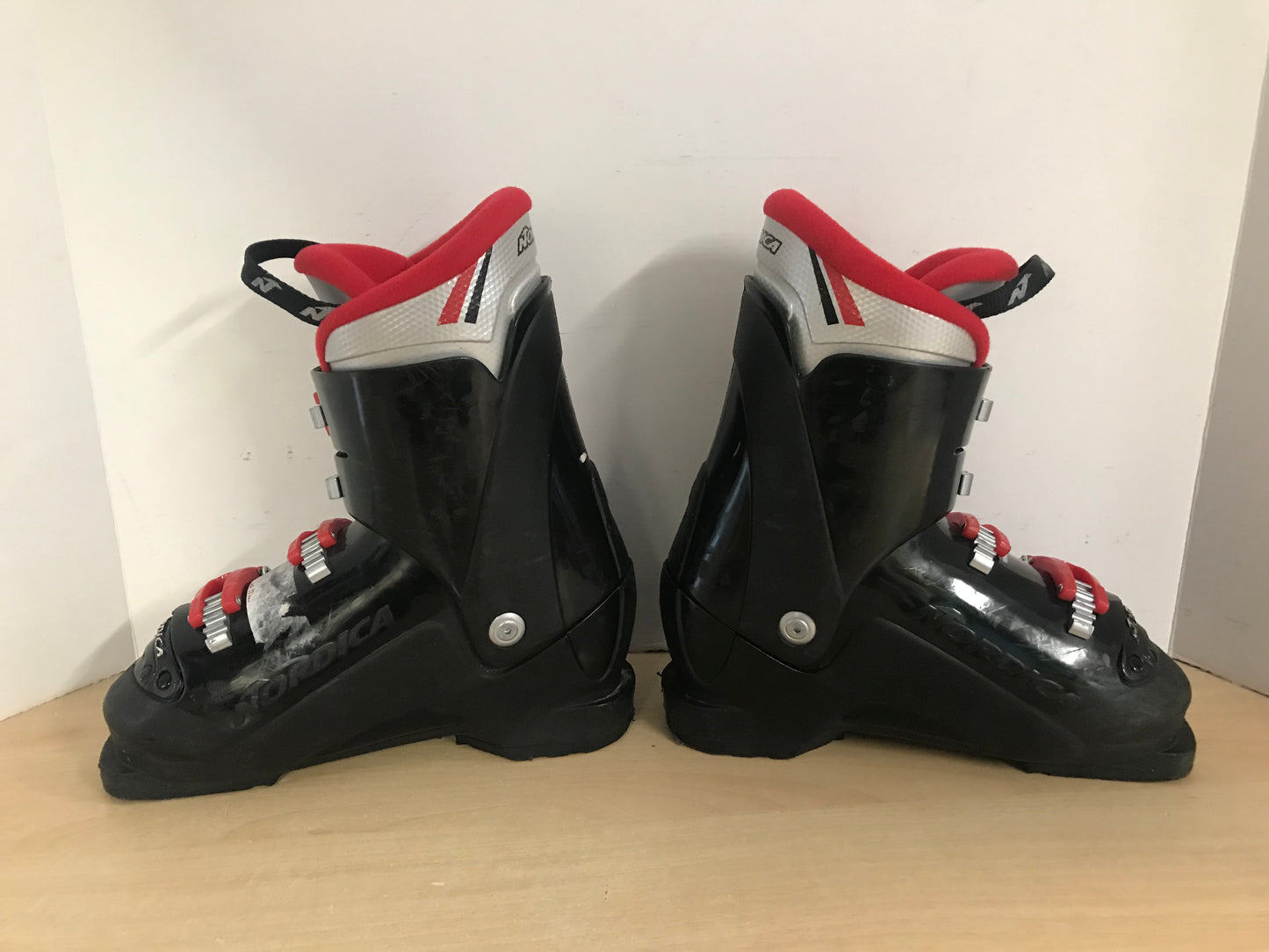 Ski Boots Mondo Size 22.5 Child Size 4.5 Shoe Size 260 mm Nordica Black Red White Excellent