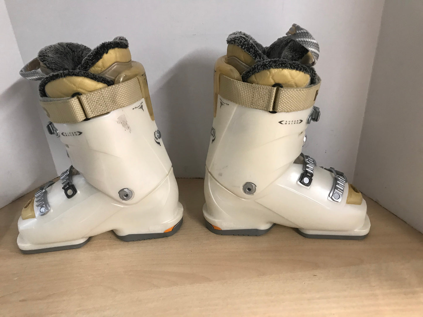 Ski Boots Mondo Size 22.5 Ladies Size 5 269 mm Head Dream Vanilla and Gold Excellent PT 3440