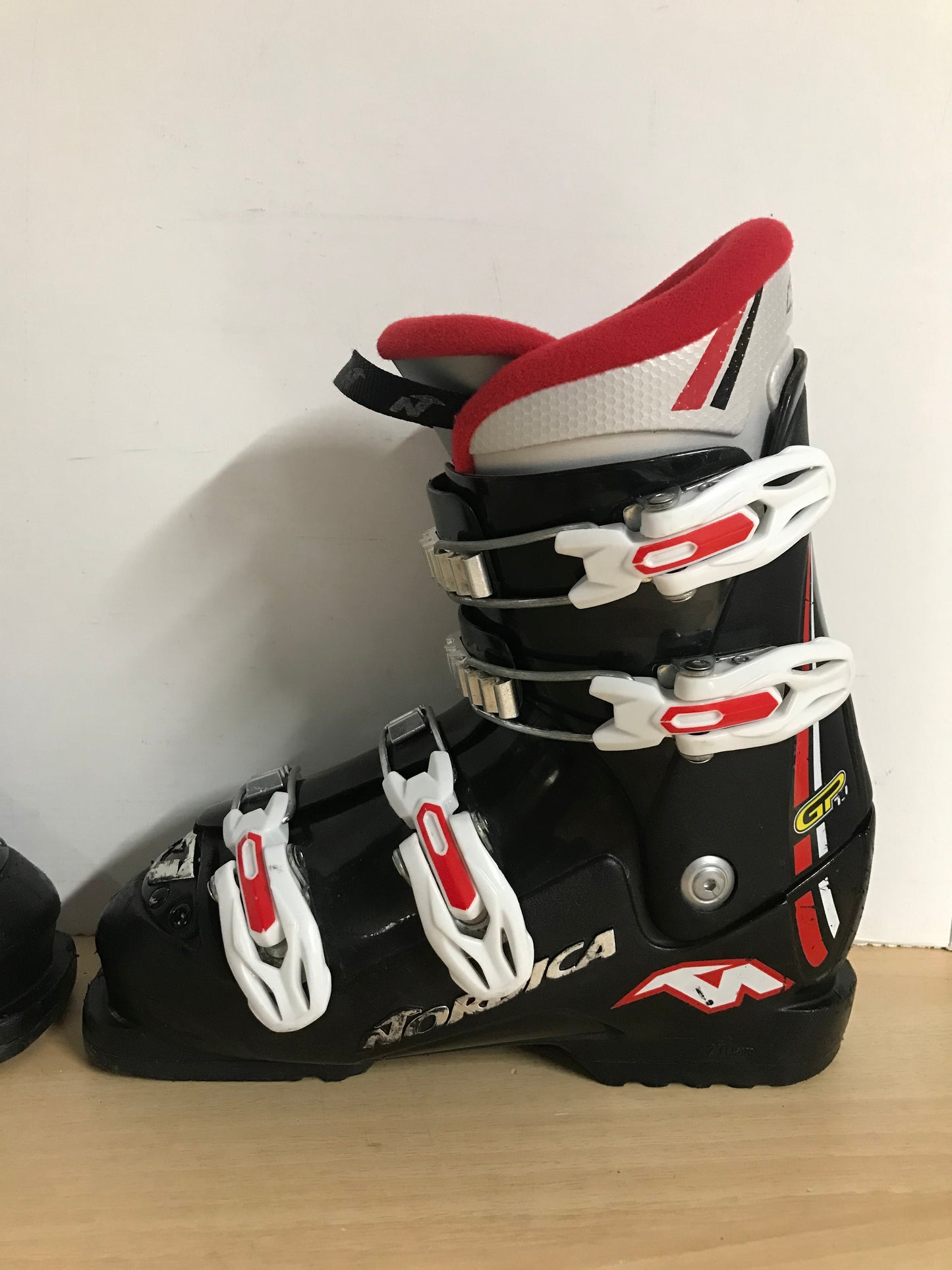 Ski Boots Mondo Size 23.0  Child Size 5-6 270 mm Nordica Black Red White Minor Wear