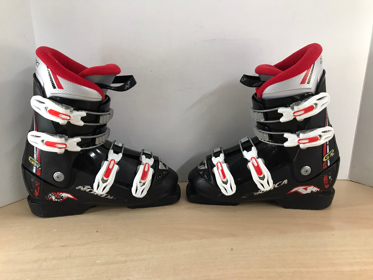 Ski Boots Mondo Size 23.0 Child Size 5 Shoe Size 270 mm Nordica Black Red Minor Wear and Scratches
