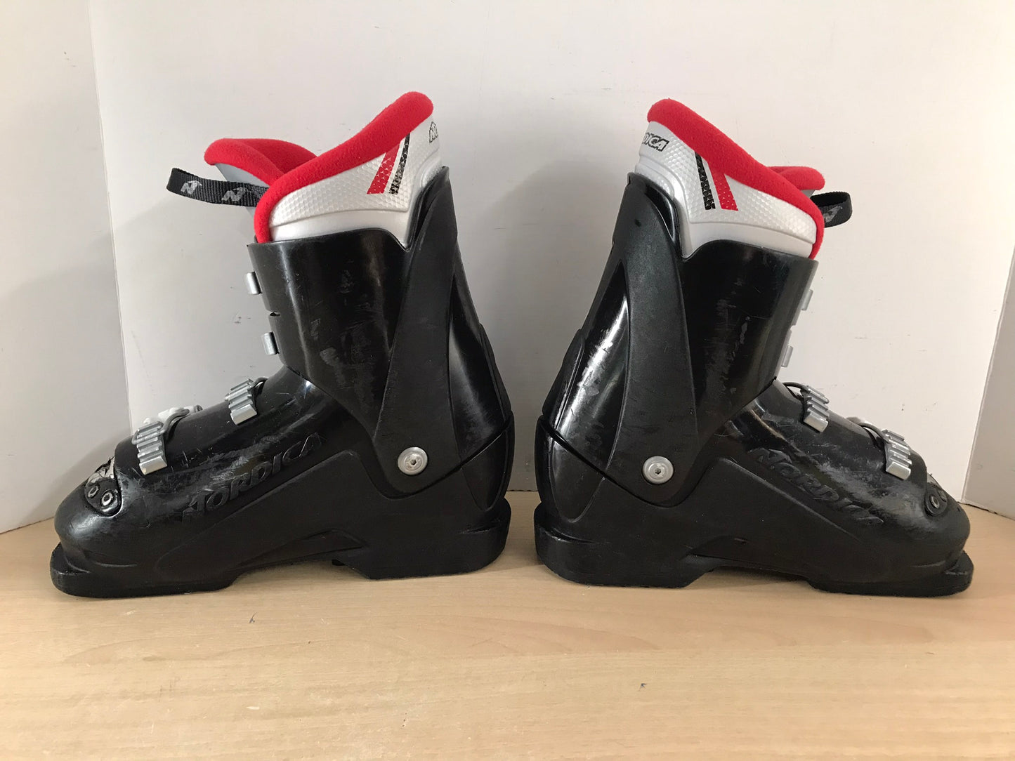 Ski Boots Mondo Size 23.0 Child Size 5 Shoe Size 270 mm Nordica Black Red Minor Wear and Scratches