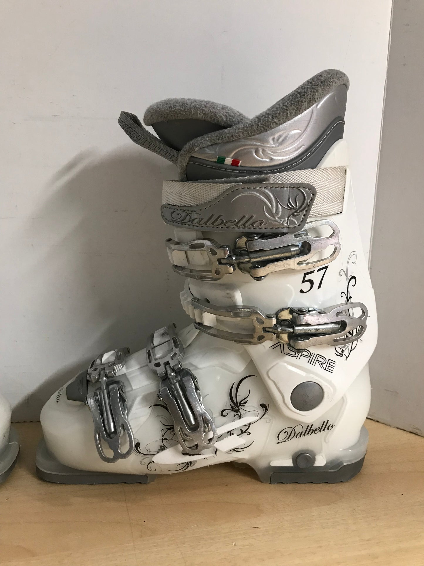 Ski Boots Mondo Size 23.5 Dalbello Ladies Size 6.5 278 mm White Grey