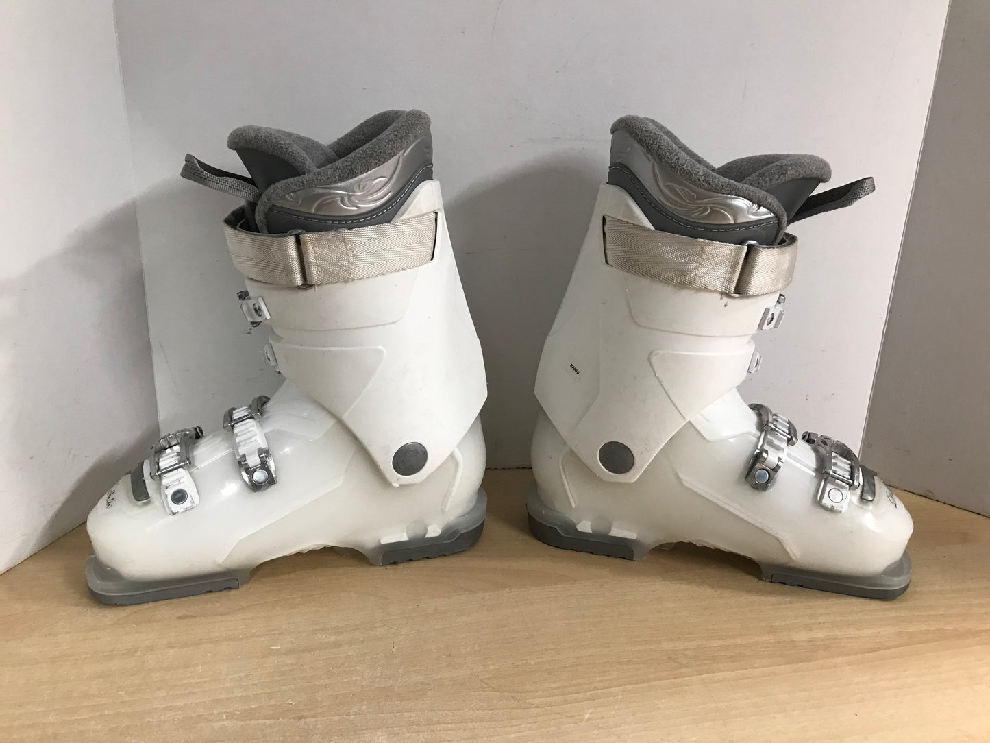 Ski Boots Mondo Size 23.5 Dalbello Ladies Size 6.5 278 mm White Grey