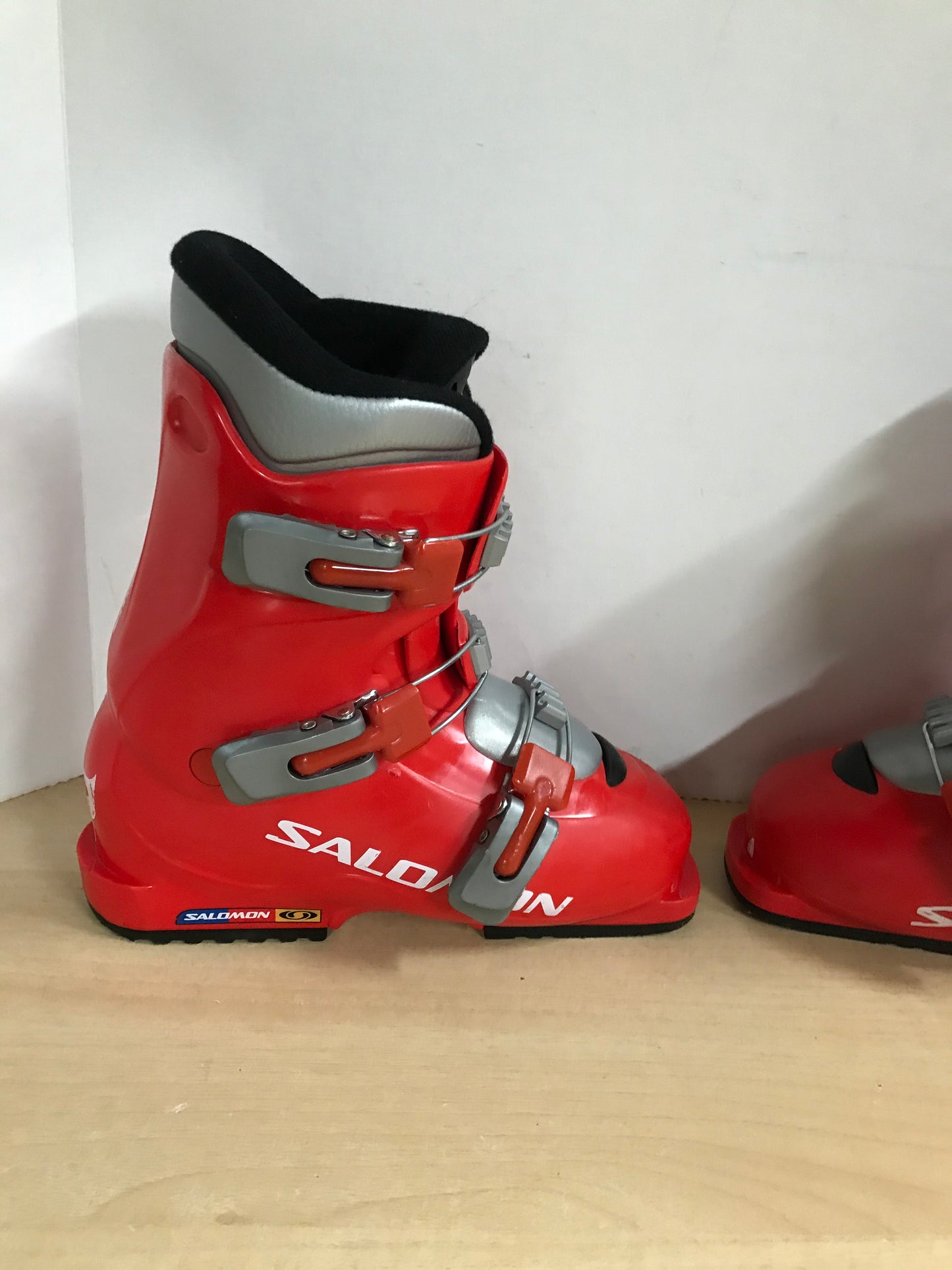 Ski Boots Mondo Size 23.5  Men's Size 5 Ladies Size 6 276 mm Salomon Performa Red