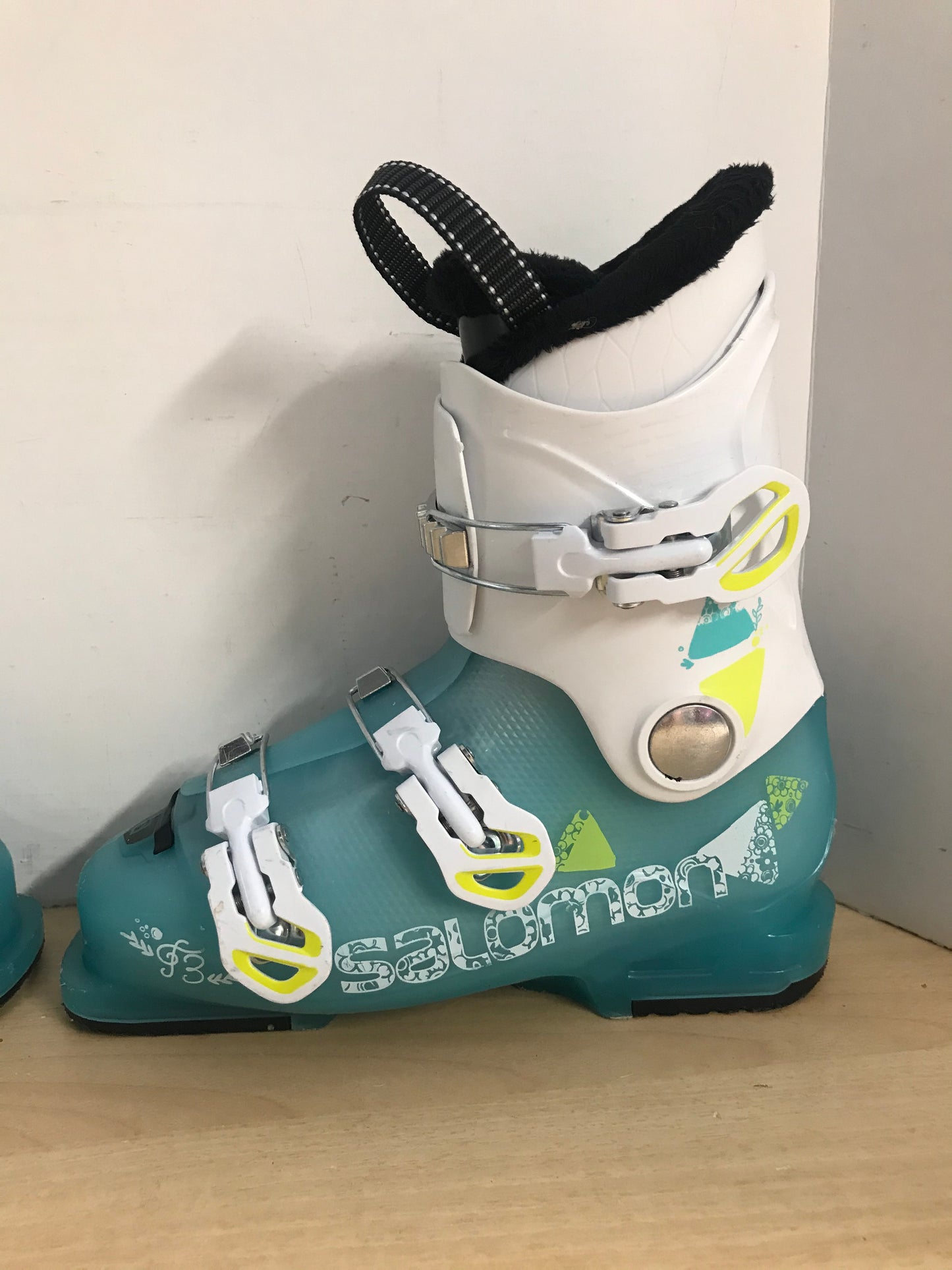 Ski Boots Mondo Size 24.0 Ladies Size 7 Shoe Size 285 mm Salomon Aqua Blue White Yellow  Excellent