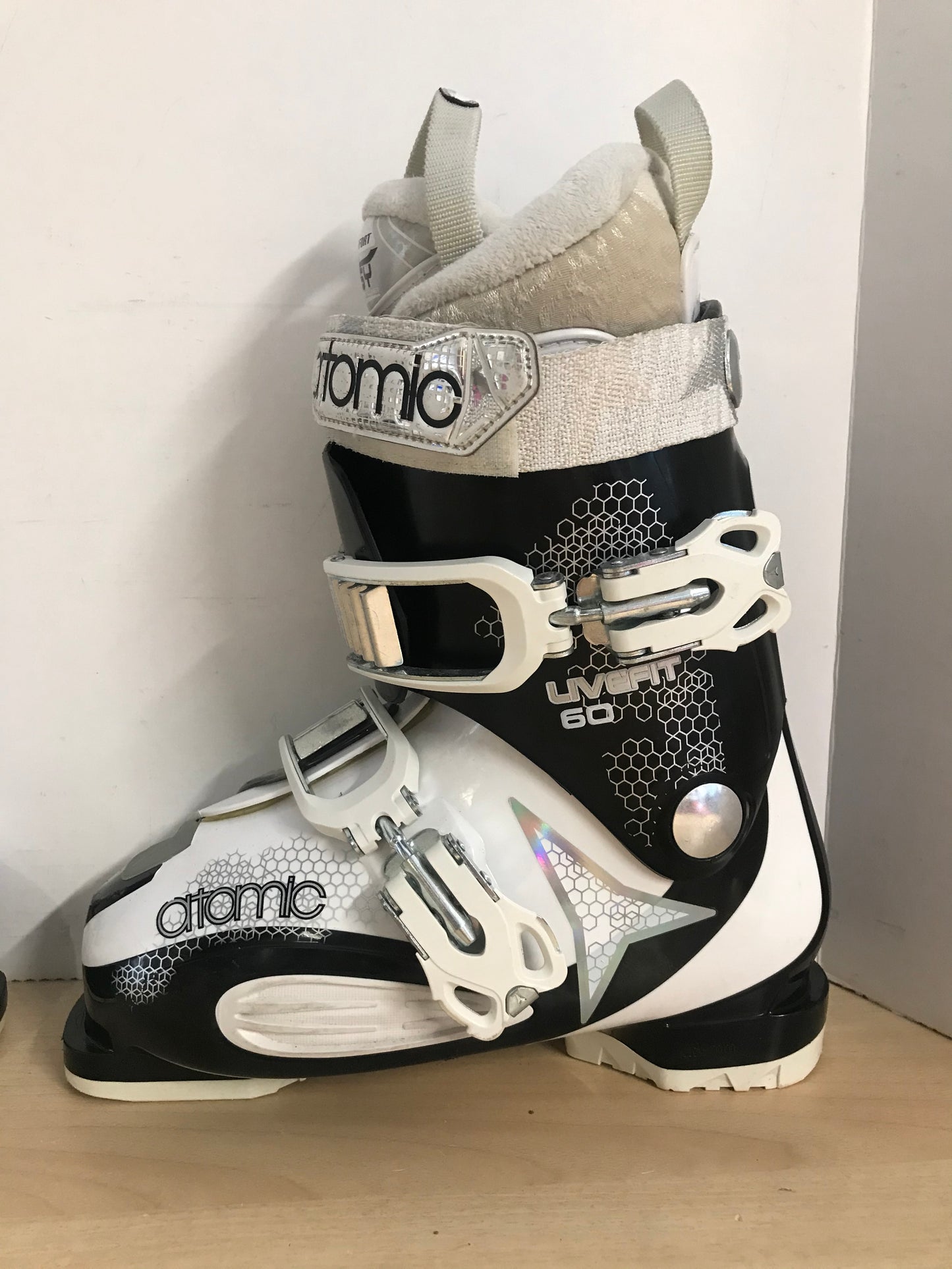 Ski Boots Mondo Size 24.5 Men's Size 6.5 Ladies Size 7.5 Shoe Size 289 mm Atomic Live Fit White Black Excellent