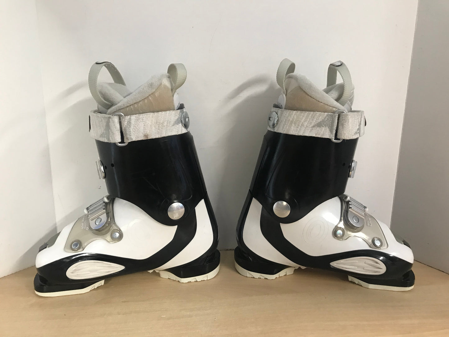 Ski Boots Mondo Size 24.5 Men's Size 6.5 Ladies Size 7.5 Shoe Size 289 mm Atomic Live Fit White Black Excellent