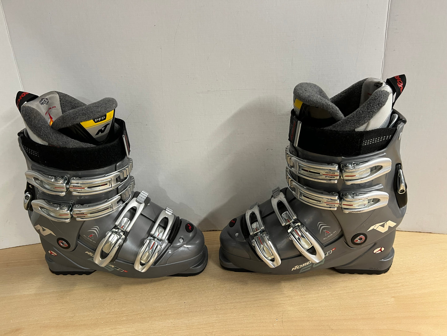 Ski Boots Mondo Size 25.5 Men's Size 7.5  Ladies Size 8.5 295 mm Nordica F9 Excellent