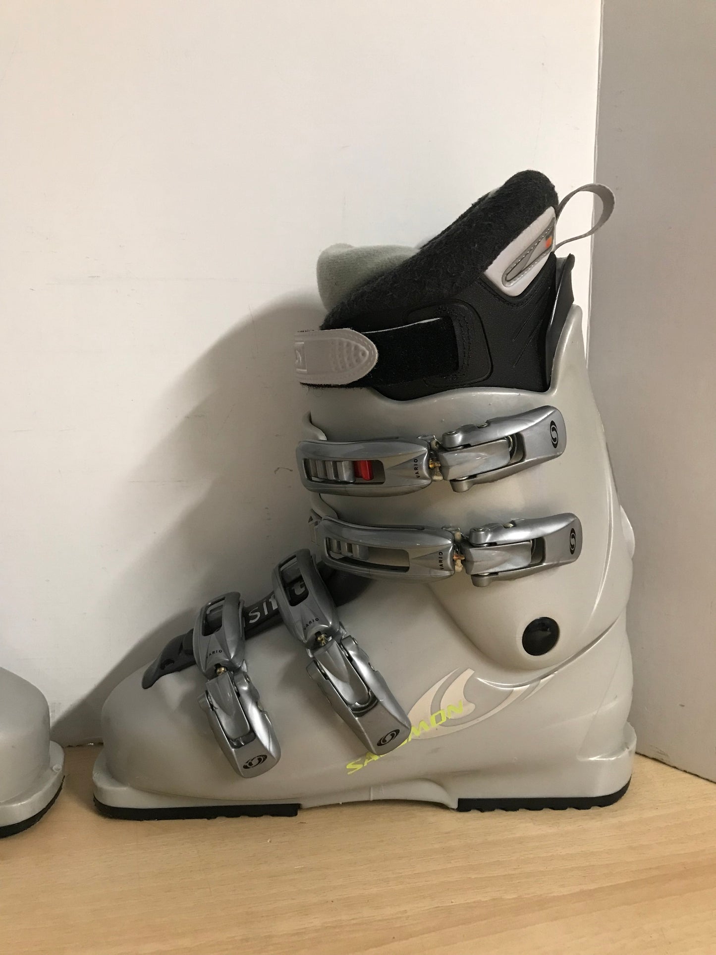 Ski Boots Mondo Size 26.0 Men's Size 8 Ladies Size 9 307 mm Salomon Grey Excellent As New