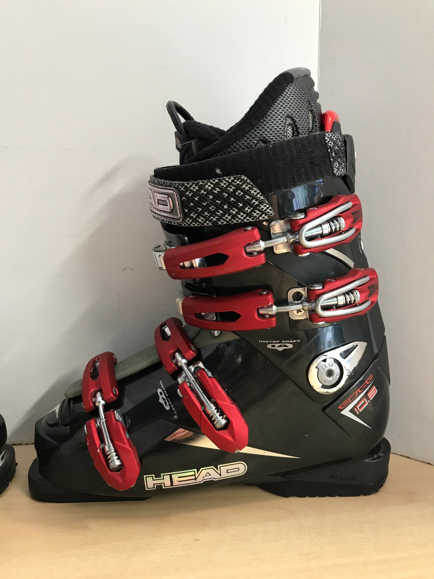 Ski Boots Mondo Size 26.5  Men's Size 7 Ladies Size 8 305 mm Head Black Red Excellent
