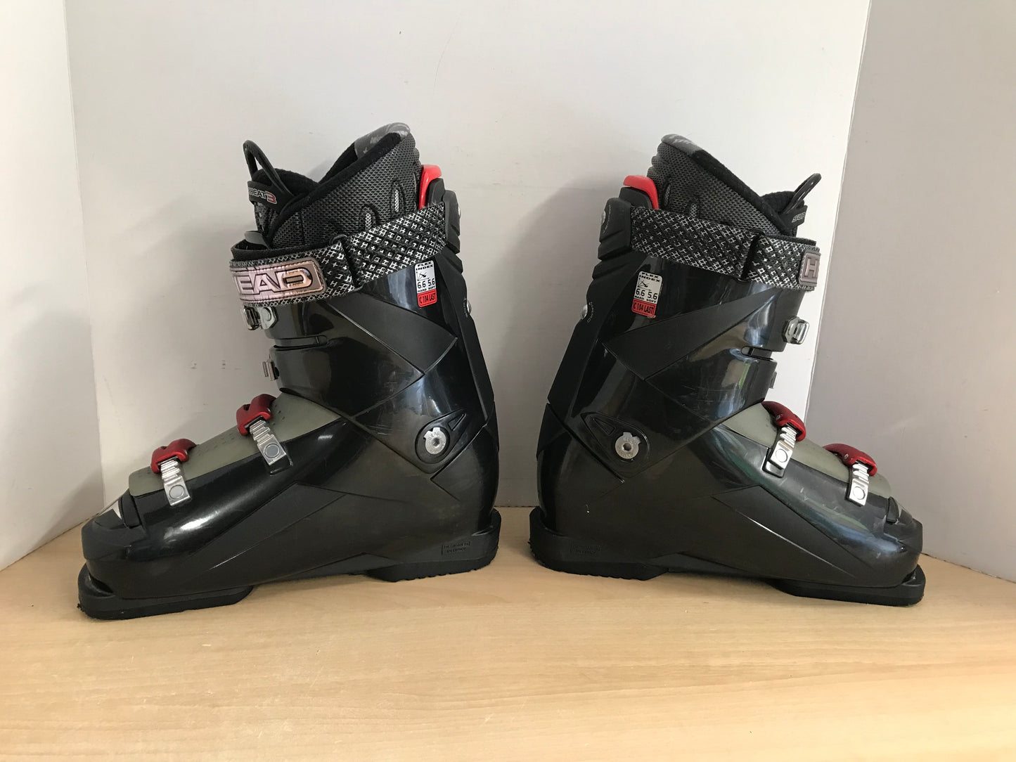 Ski Boots Mondo Size 26.5  Men's Size 7 Ladies Size 8 305 mm Head Black Red Excellent