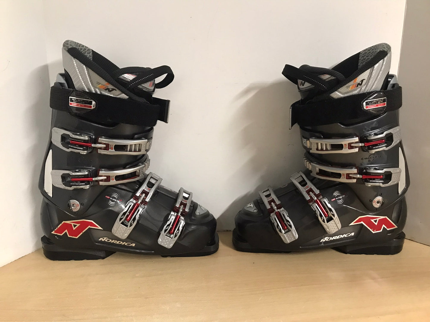 Ski Boots Mondo Size 26.5 Men's Size 8.5 Ladies Size 9.5 305 mm Nordica Slide In