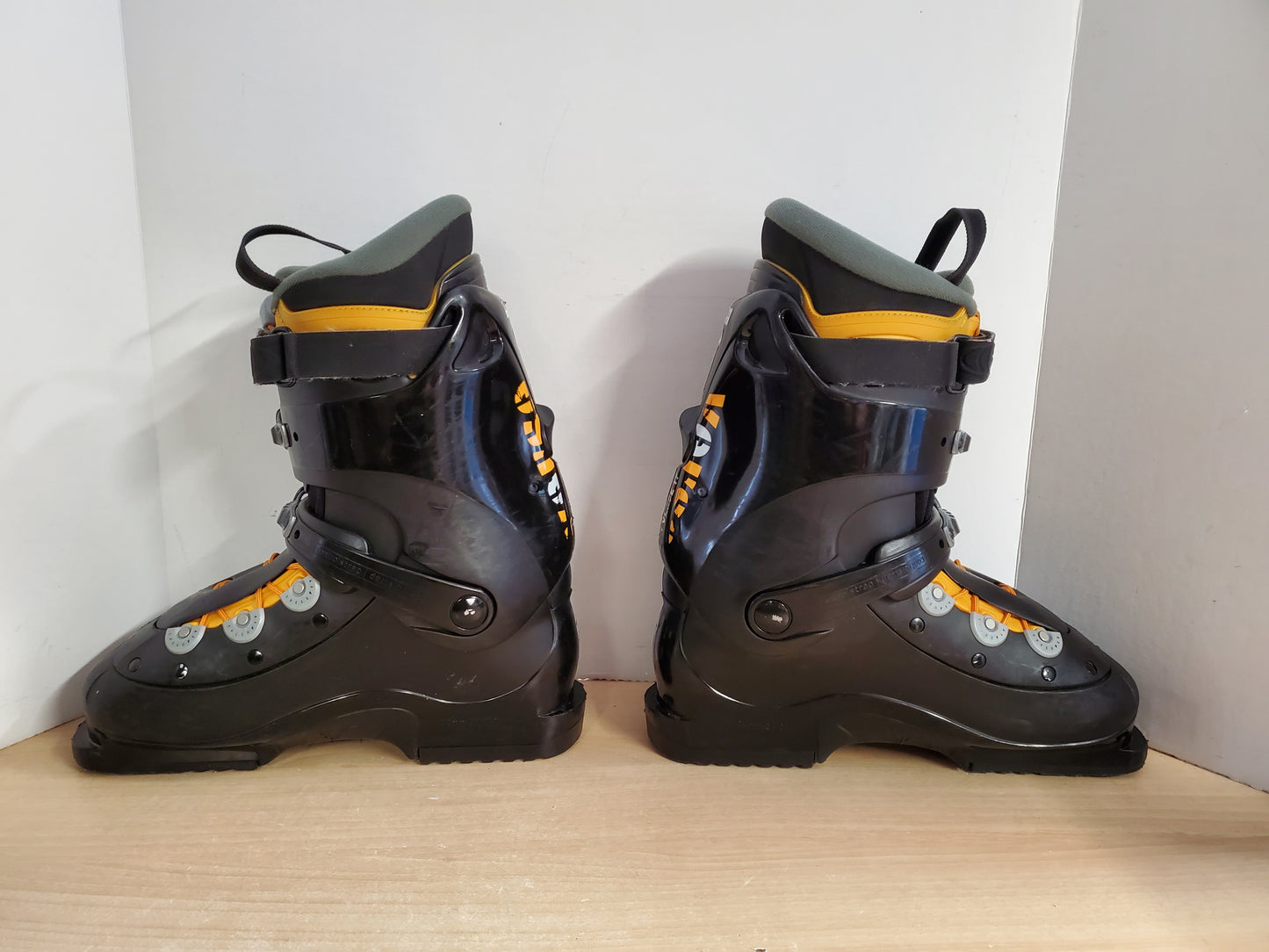 Ski Boots Mondo Size 27.0 Men's Size 9 Ladies Size 10 318 mm Salomon Comfort Black Grey Tangerine