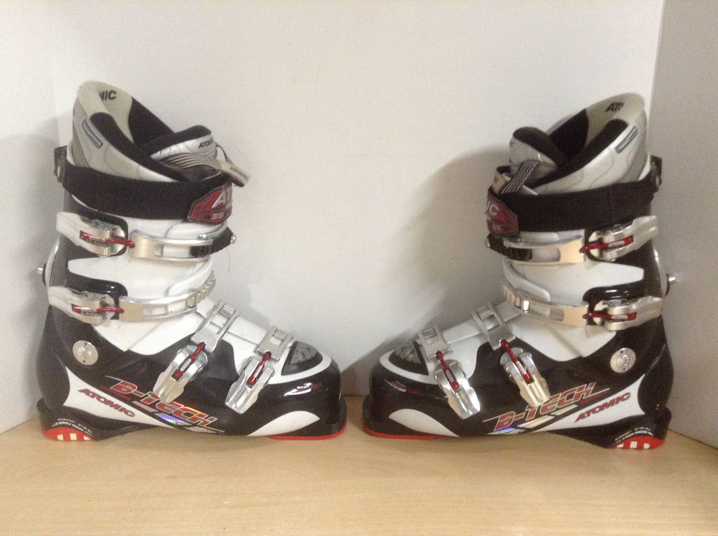 Ski Boots Mondo Size 27.5  Men's Size 10 324 mm Atomic White Black Red Excellent