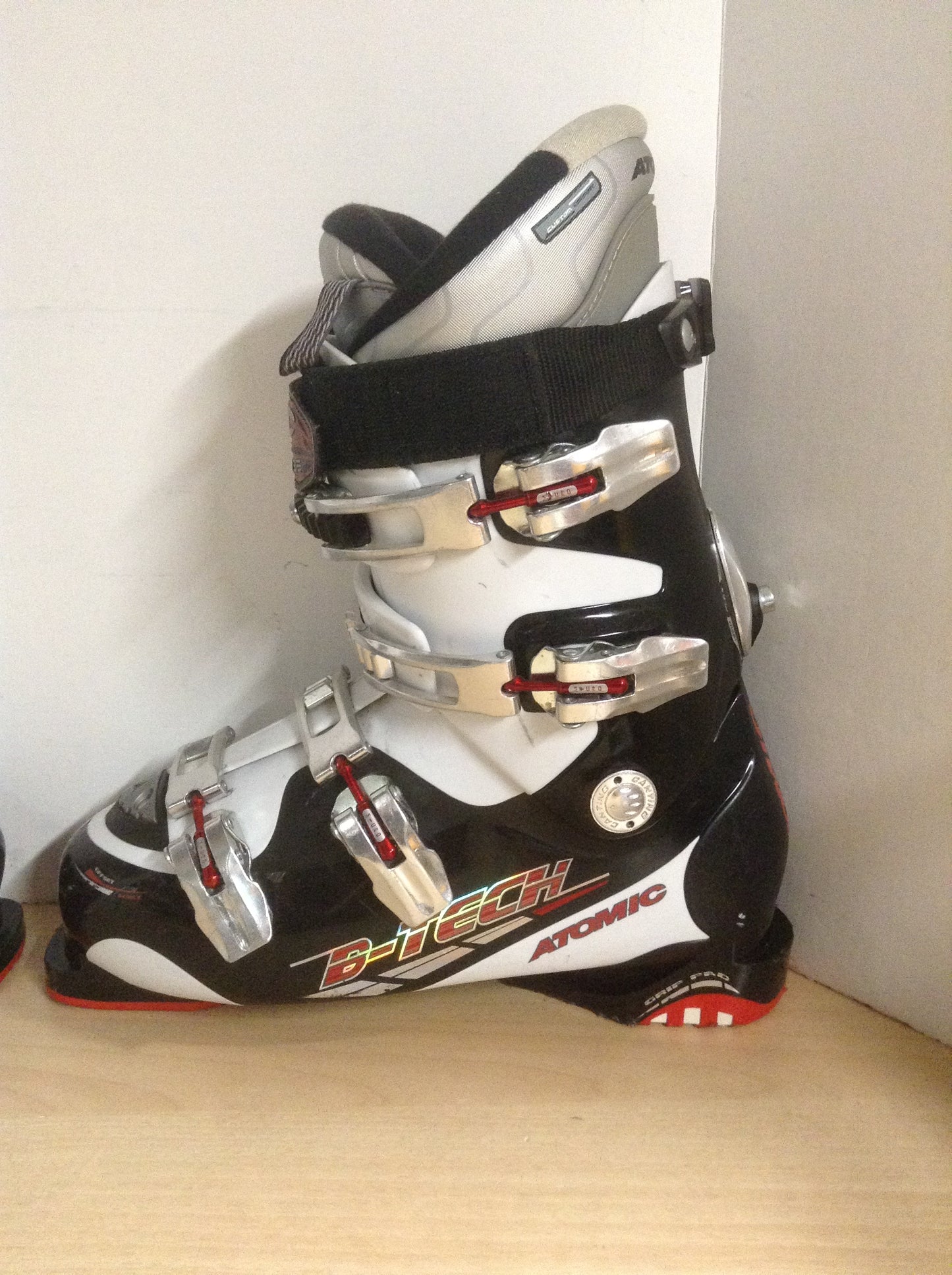 Ski Boots Mondo Size 27.5  Men's Size 10 324 mm Atomic White Black Red Excellent