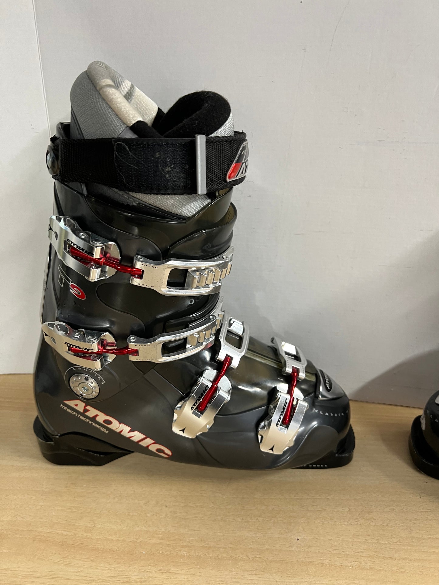 Ski Boots Mondo Size 27.5 Men's Size 9.5  Ladies Size 10.5 317 mm Atomic Grey Red Excellent